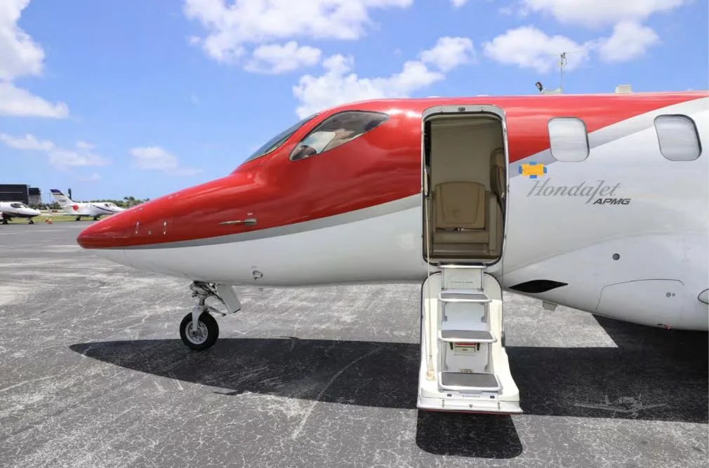 Exterior view of a 2016 HONDA JET APMG, N71TS.