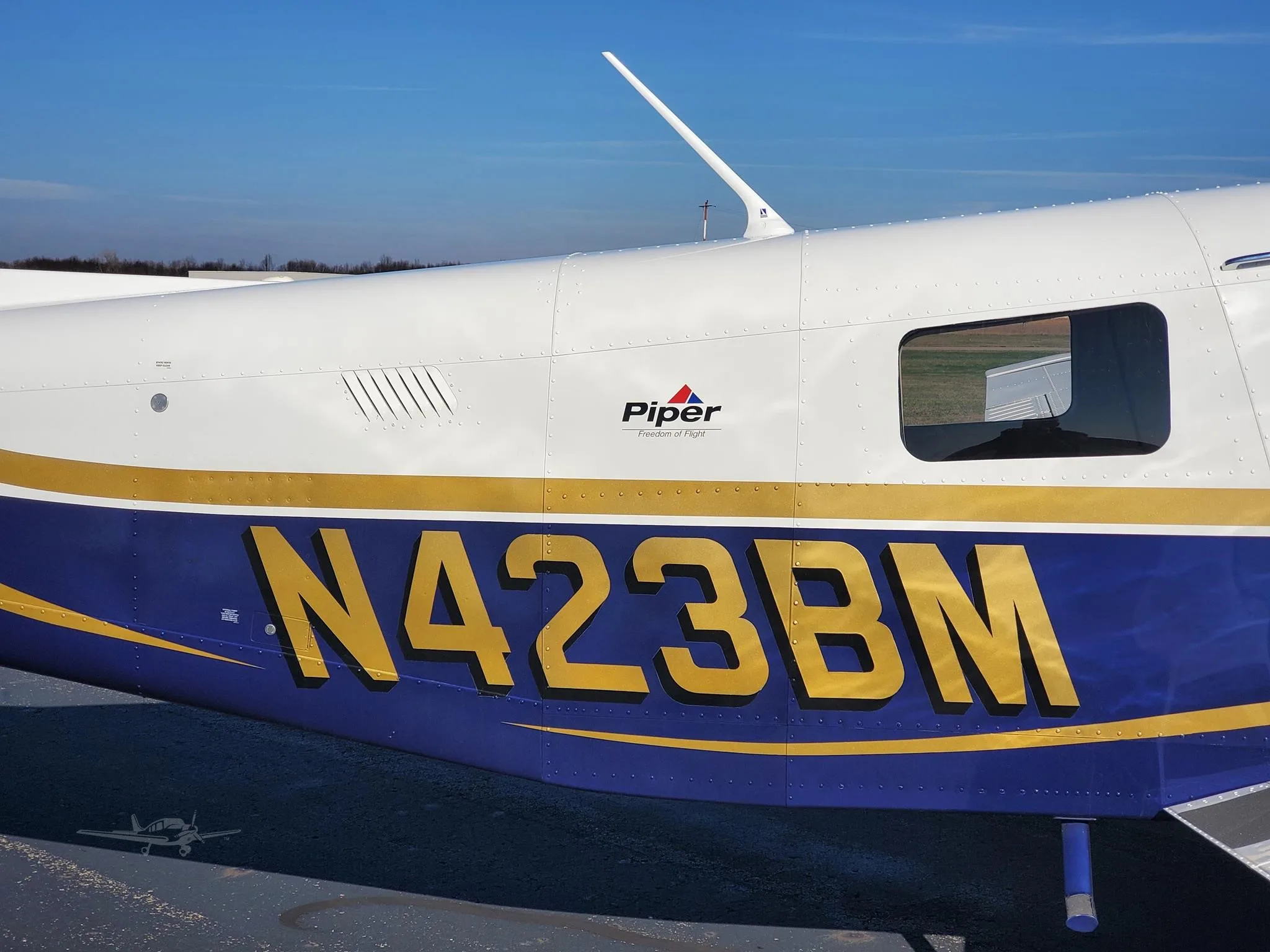 Exterior view of a 2004 PIPER 6XT, N423BM.