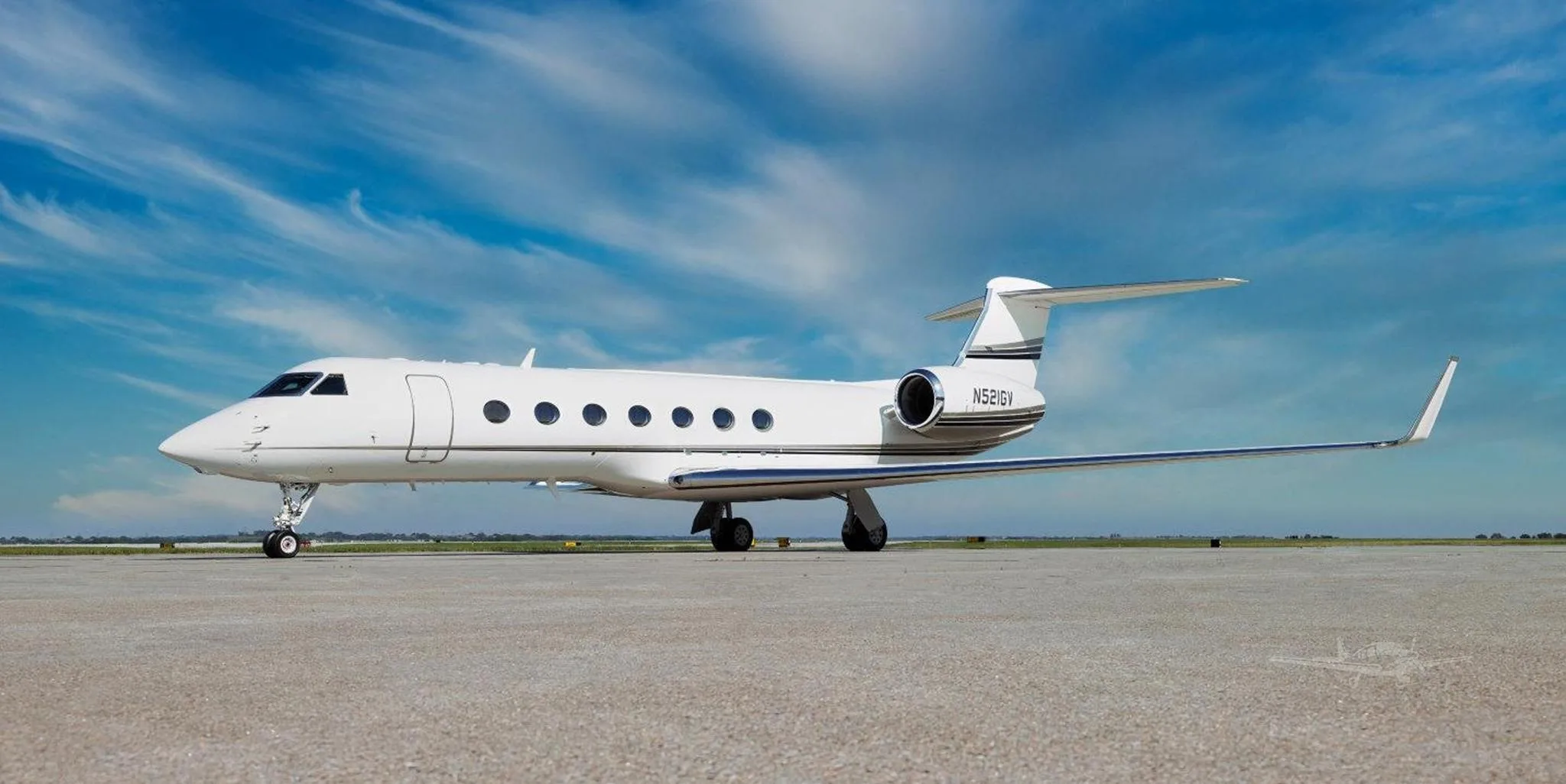 Exterior view of a 2004 GULFSTREAM G550, N521GV.