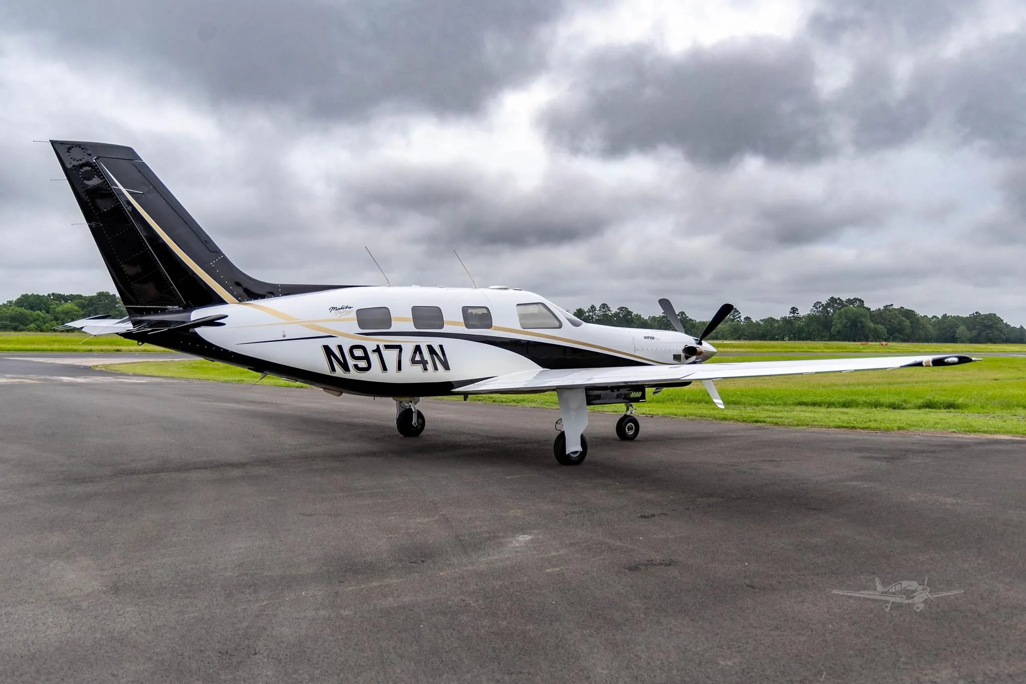 Exterior view of a 1989 PIPER JETPROP, N9174N.