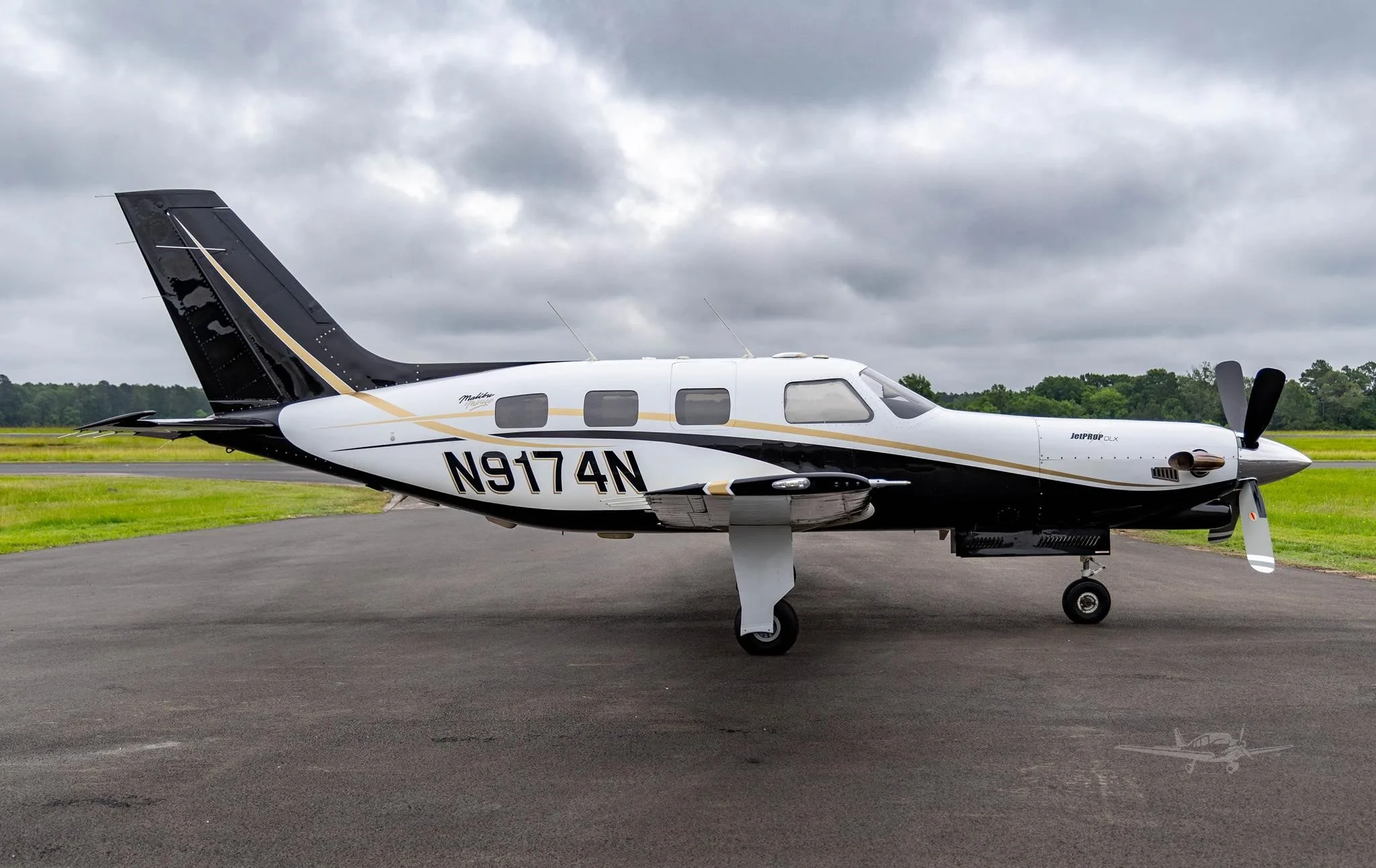 Exterior view of a 1989 PIPER JETPROP, N9174N.