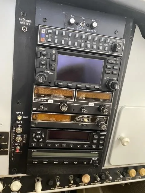 Avionics suite of a 1966 BEECHCRAFT V35 BONANZA.