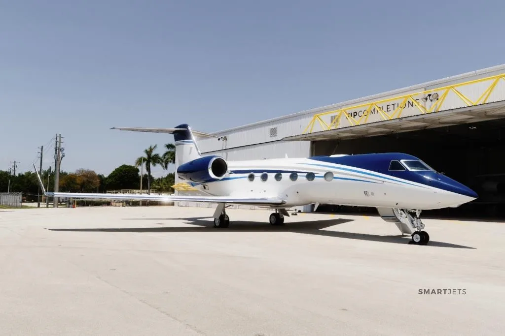 Exterior view of a 2007 GULFSTREAM G450, N2461H.