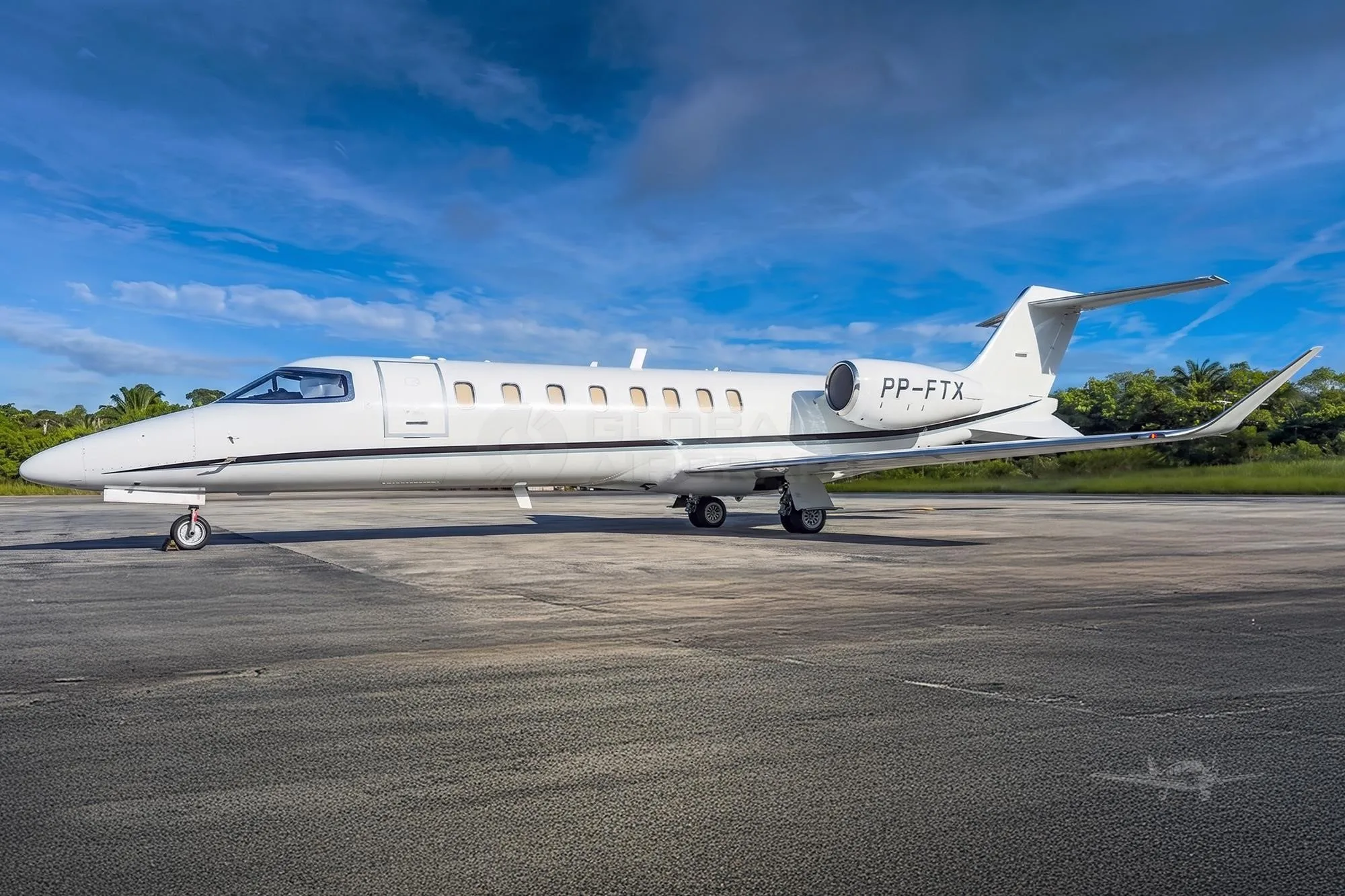 Exterior view of a 2014 LEARJET 75, PP-FTX.
