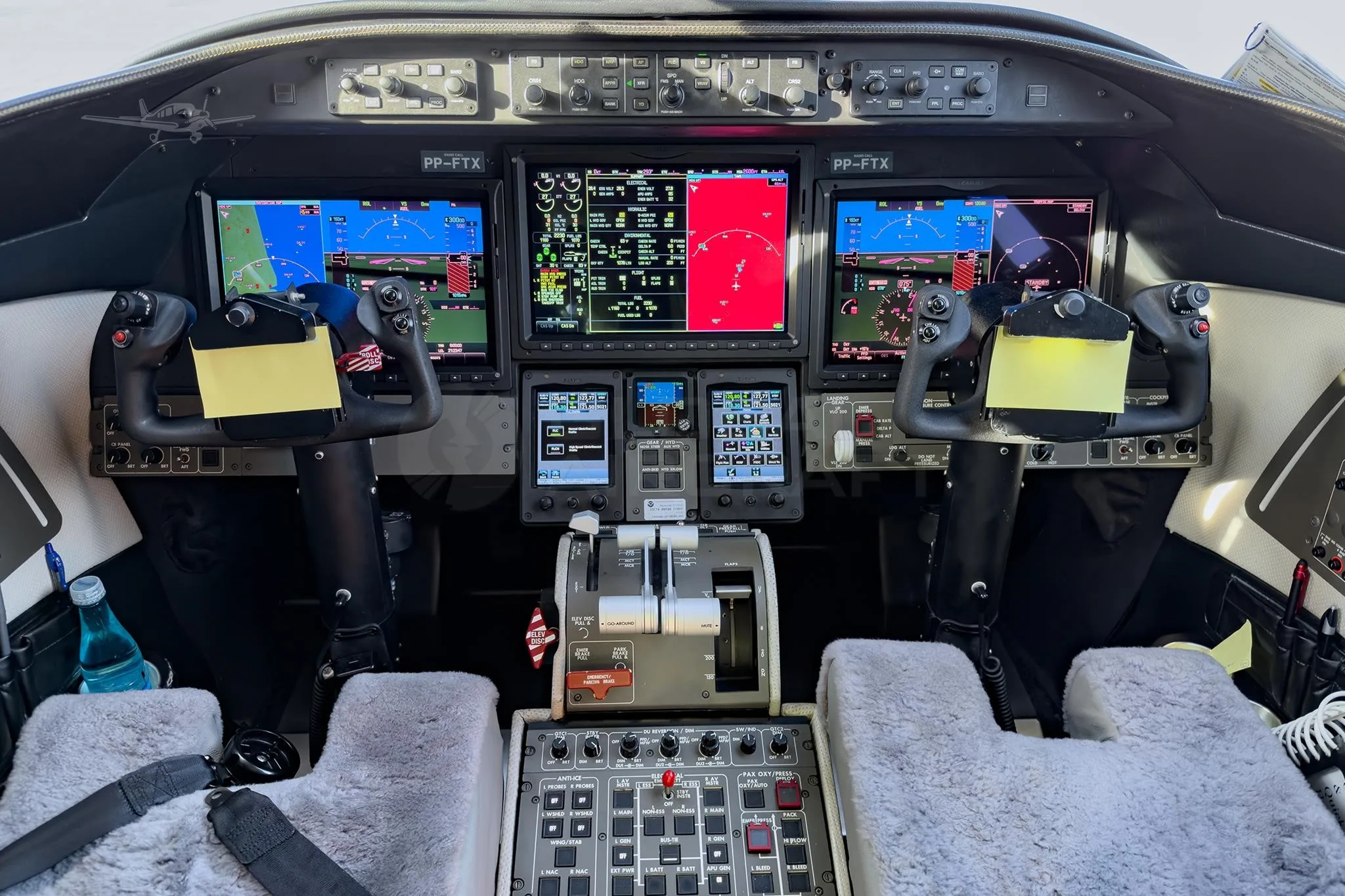 Cockpit and instrument panel of a 2014 LEARJET 75.