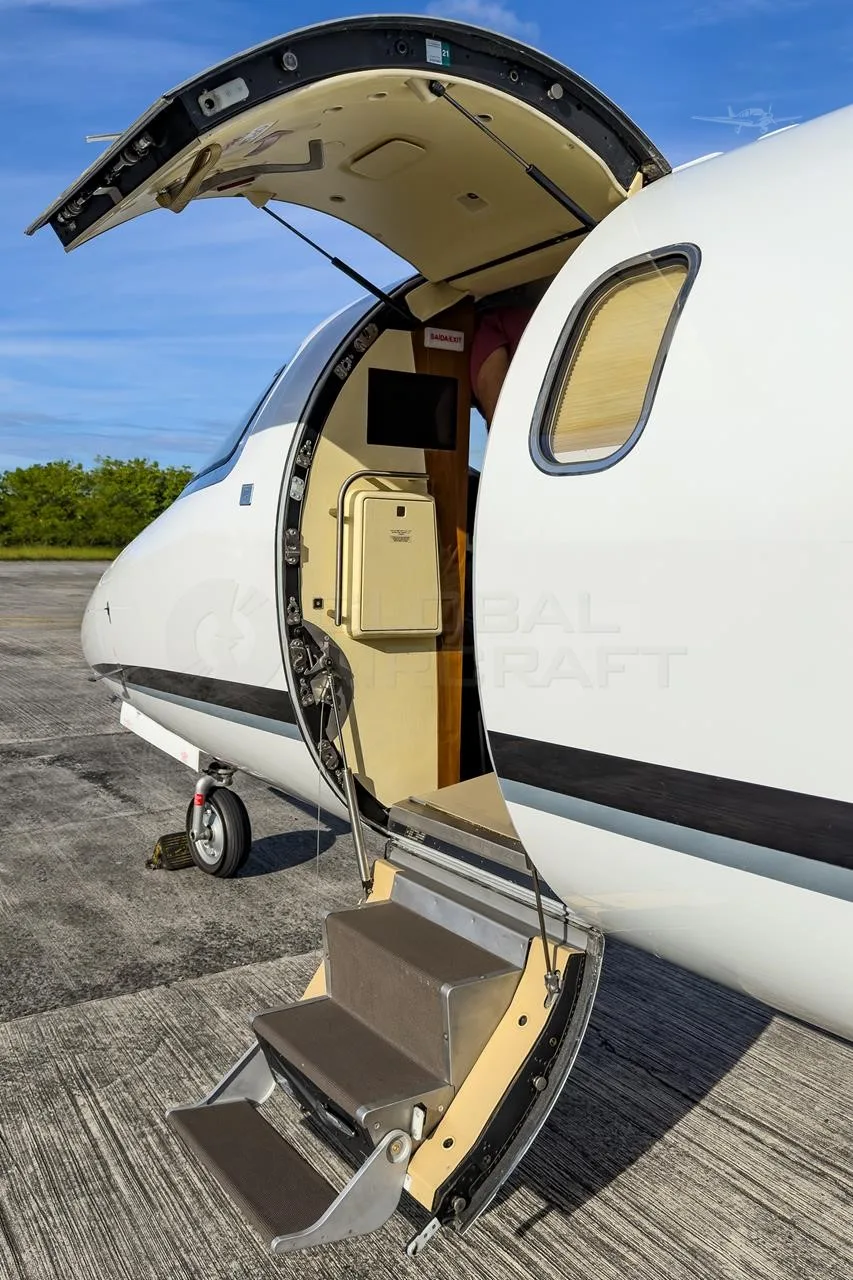 Exterior view of a 2014 LEARJET 75, PP-FTX.