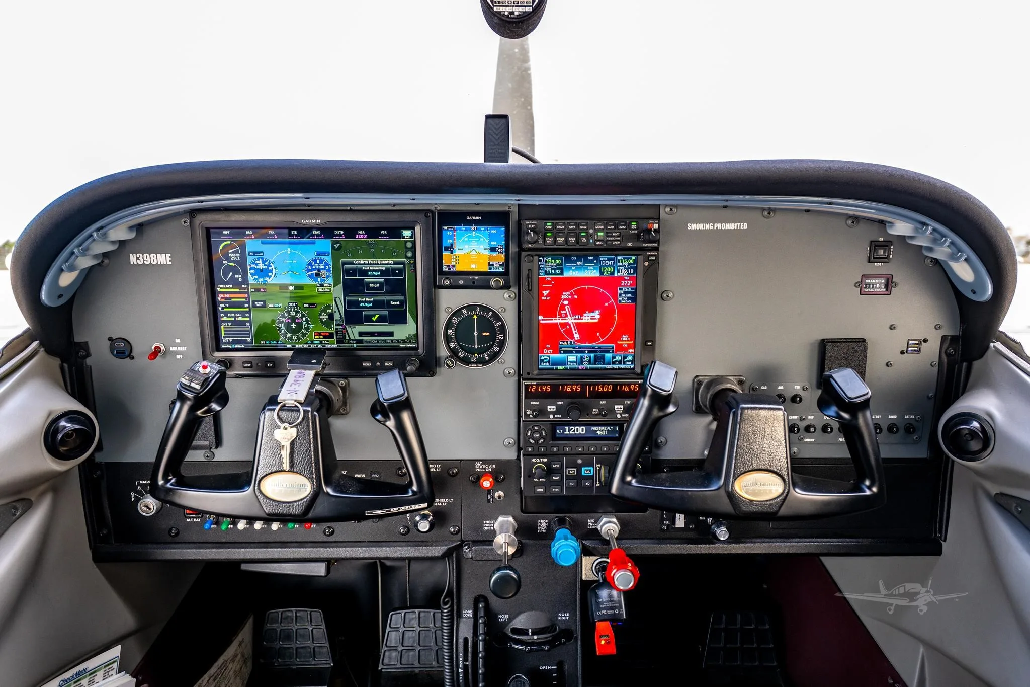 Cockpit and instrument panel of a 2000 CESSNA 182S SKYLANE.