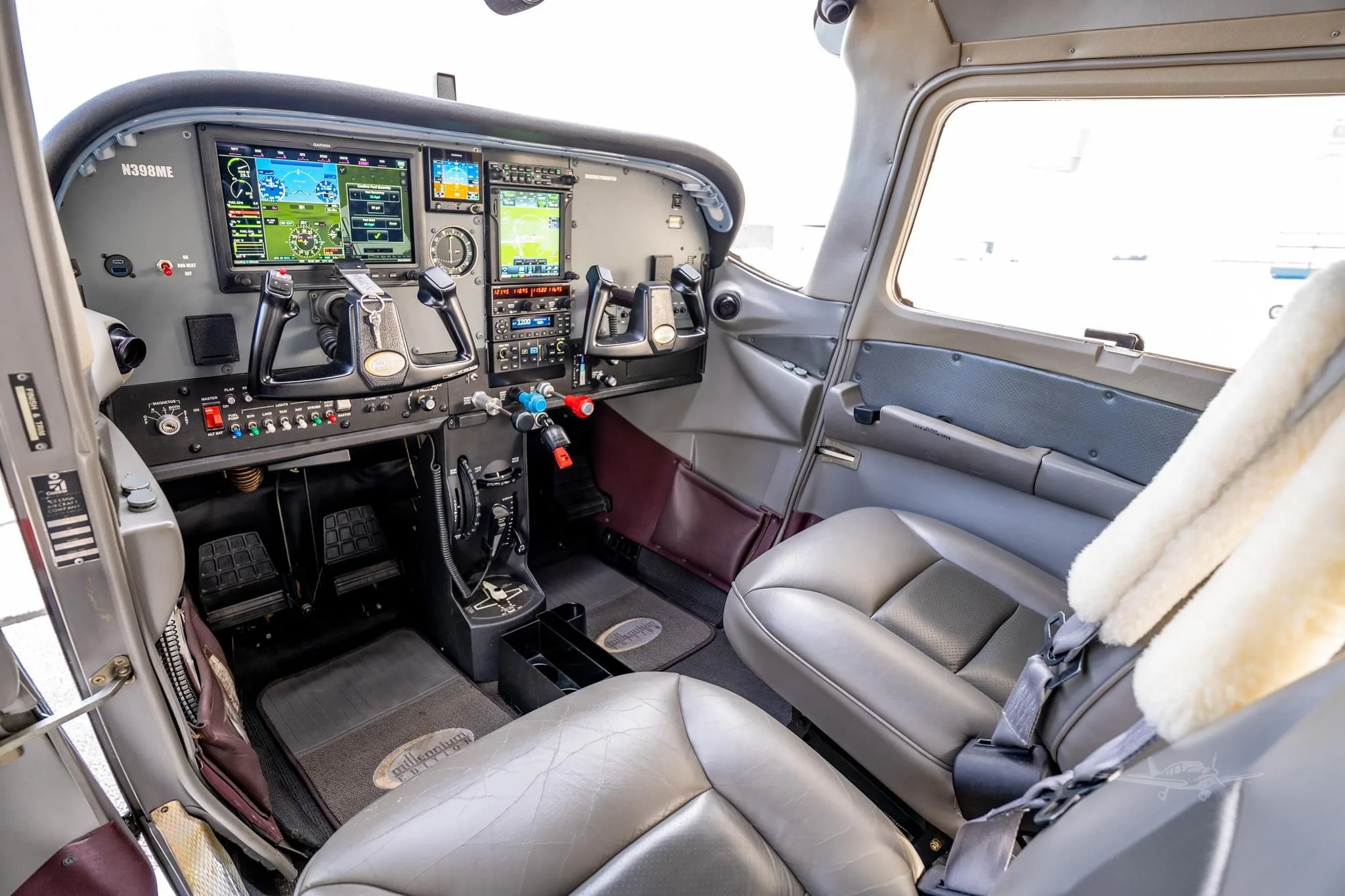 Cockpit and instrument panel of a 2000 CESSNA 182S SKYLANE.