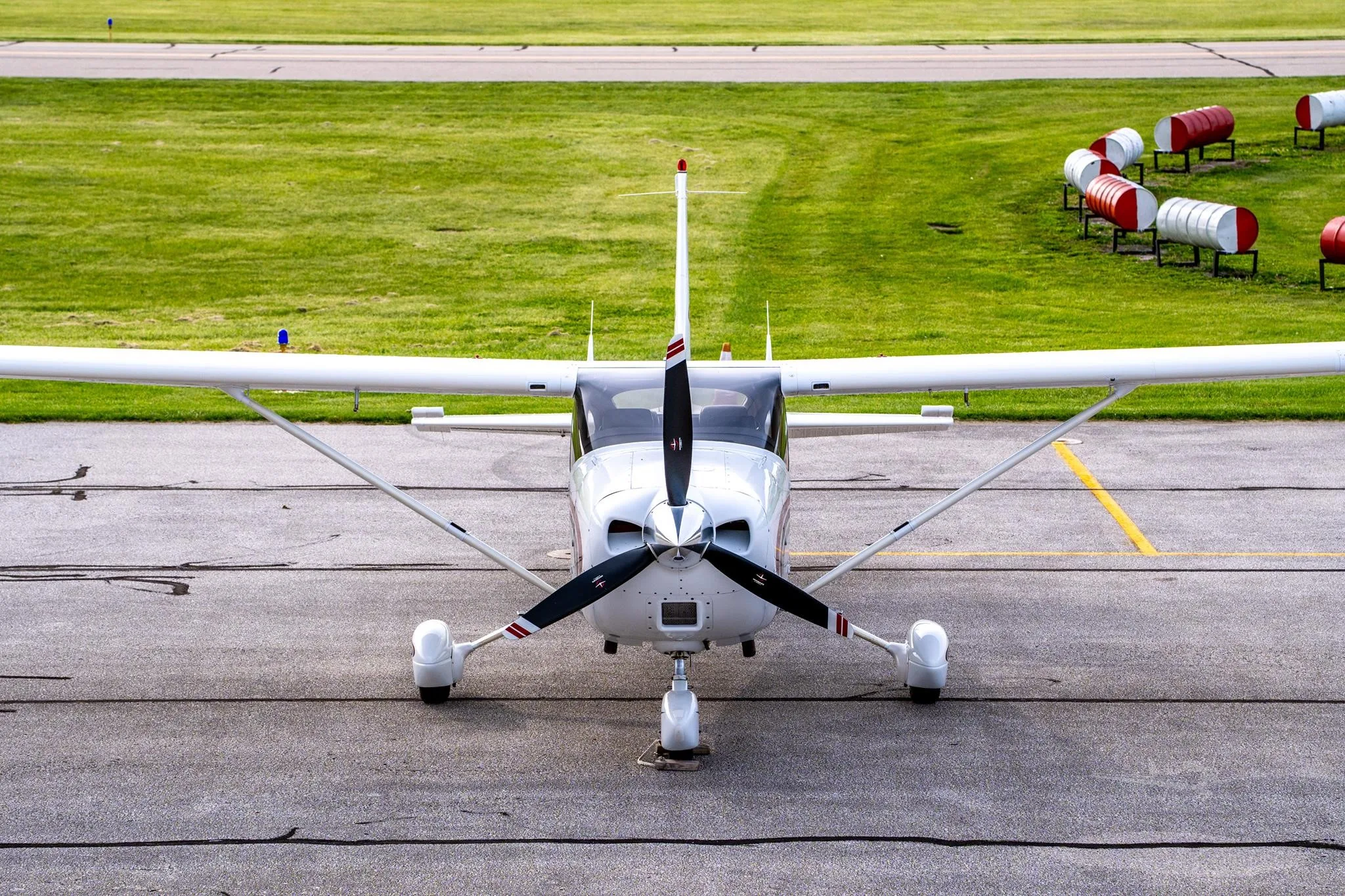 Exterior view of a 2000 CESSNA 182S SKYLANE, N398ME.