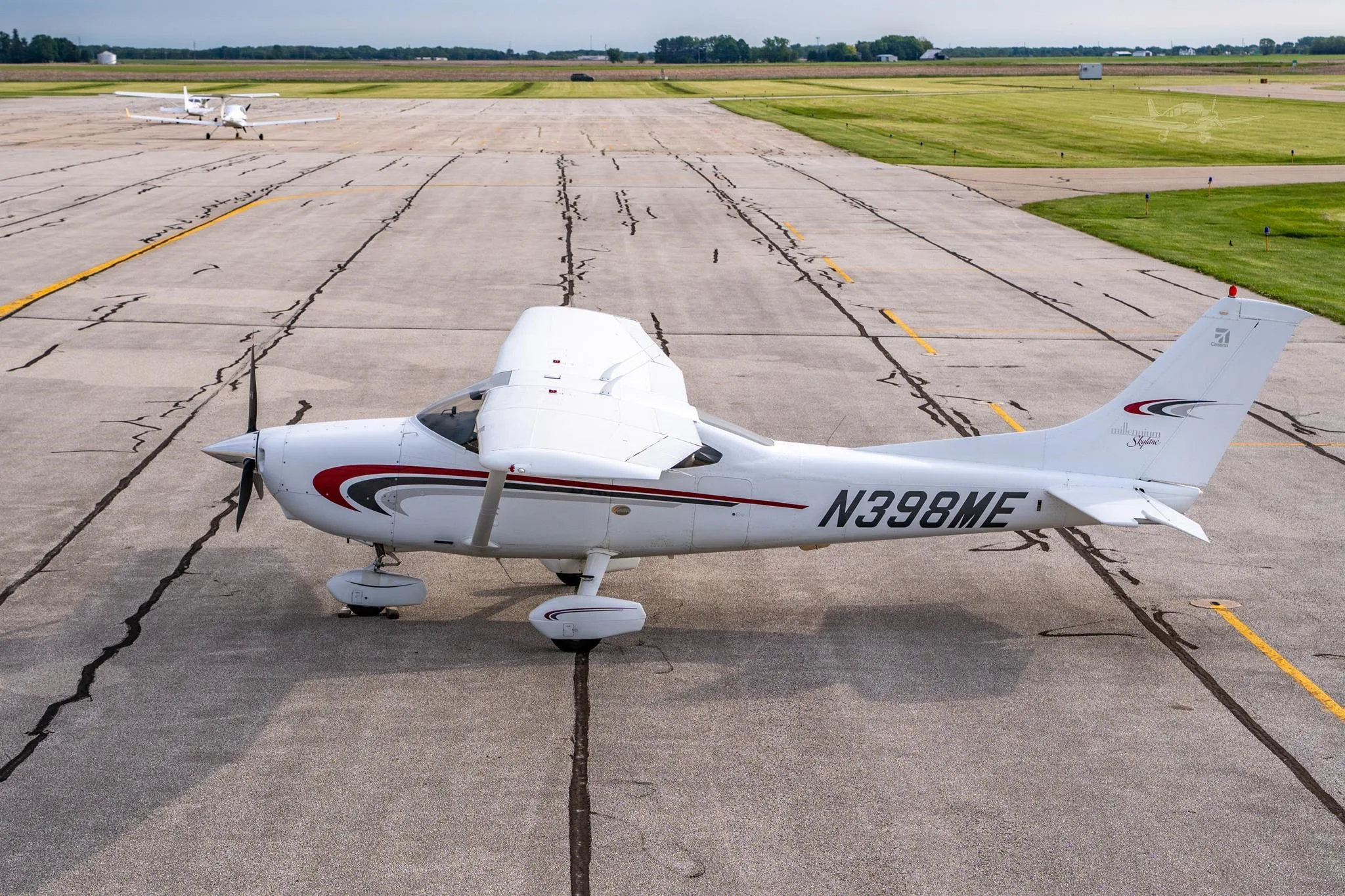 Exterior view of a 2000 CESSNA 182S SKYLANE, N398ME.