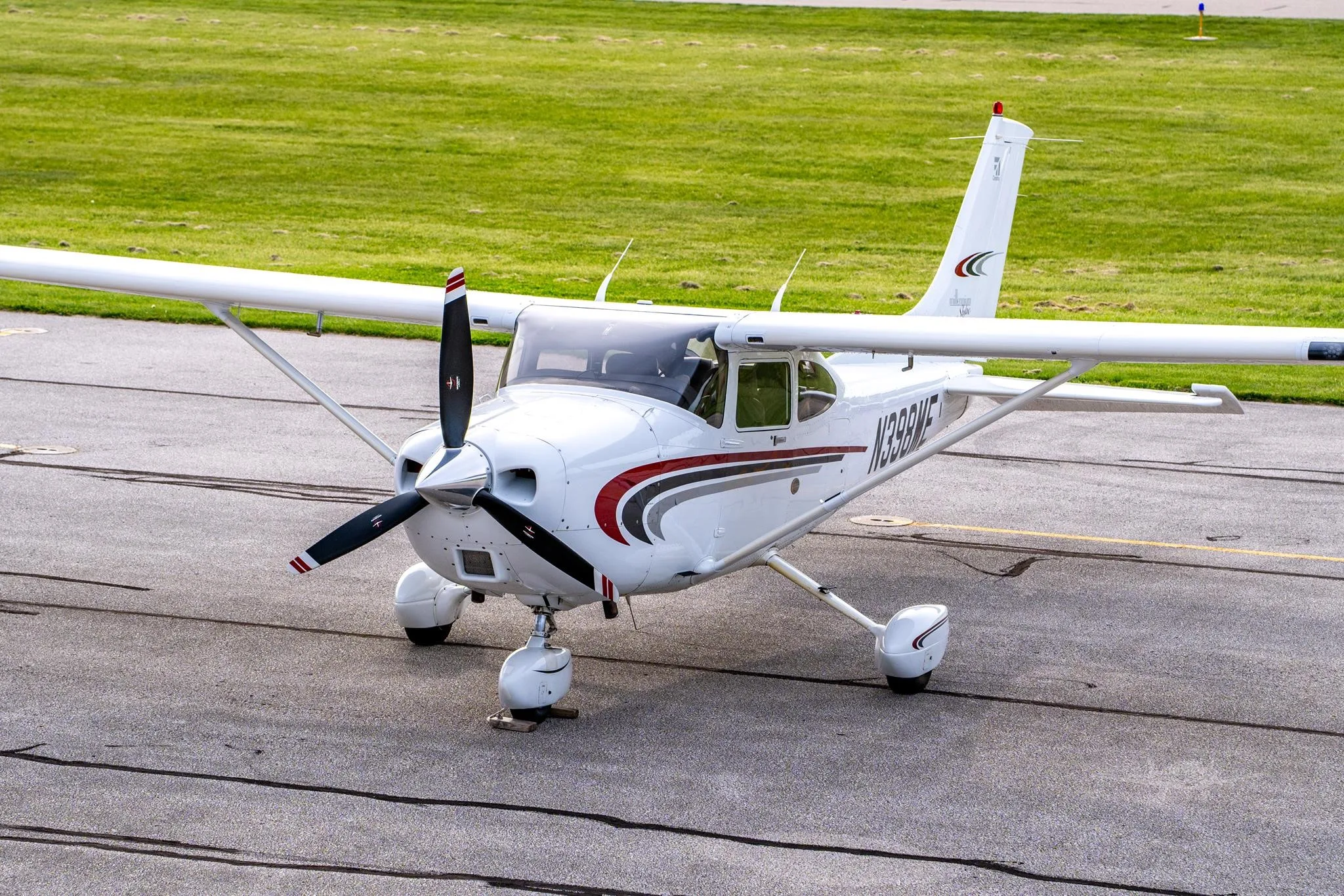 Exterior view of a 2000 CESSNA 182S SKYLANE, N398ME.