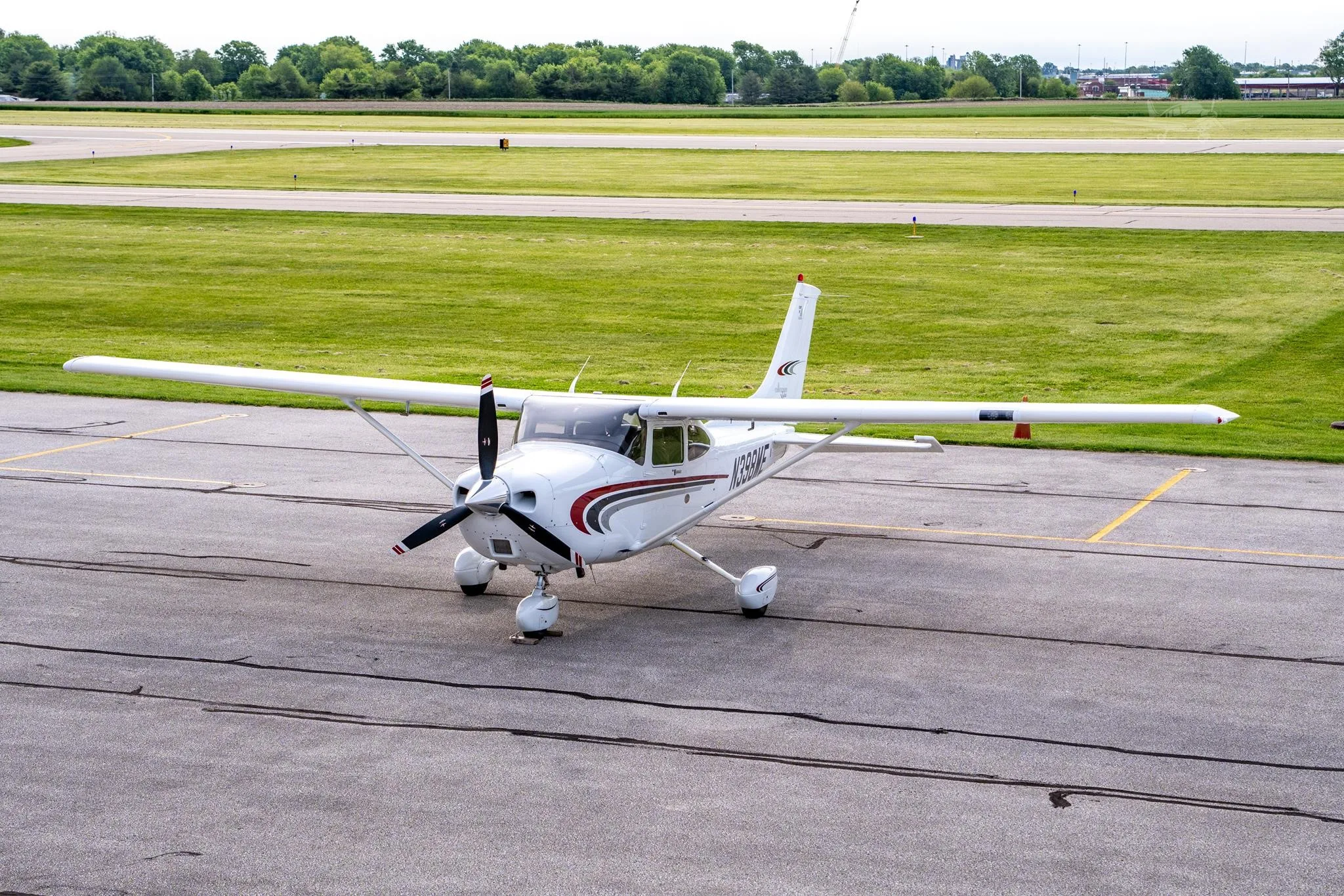 Exterior view of a 2000 CESSNA 182S SKYLANE, N398ME.