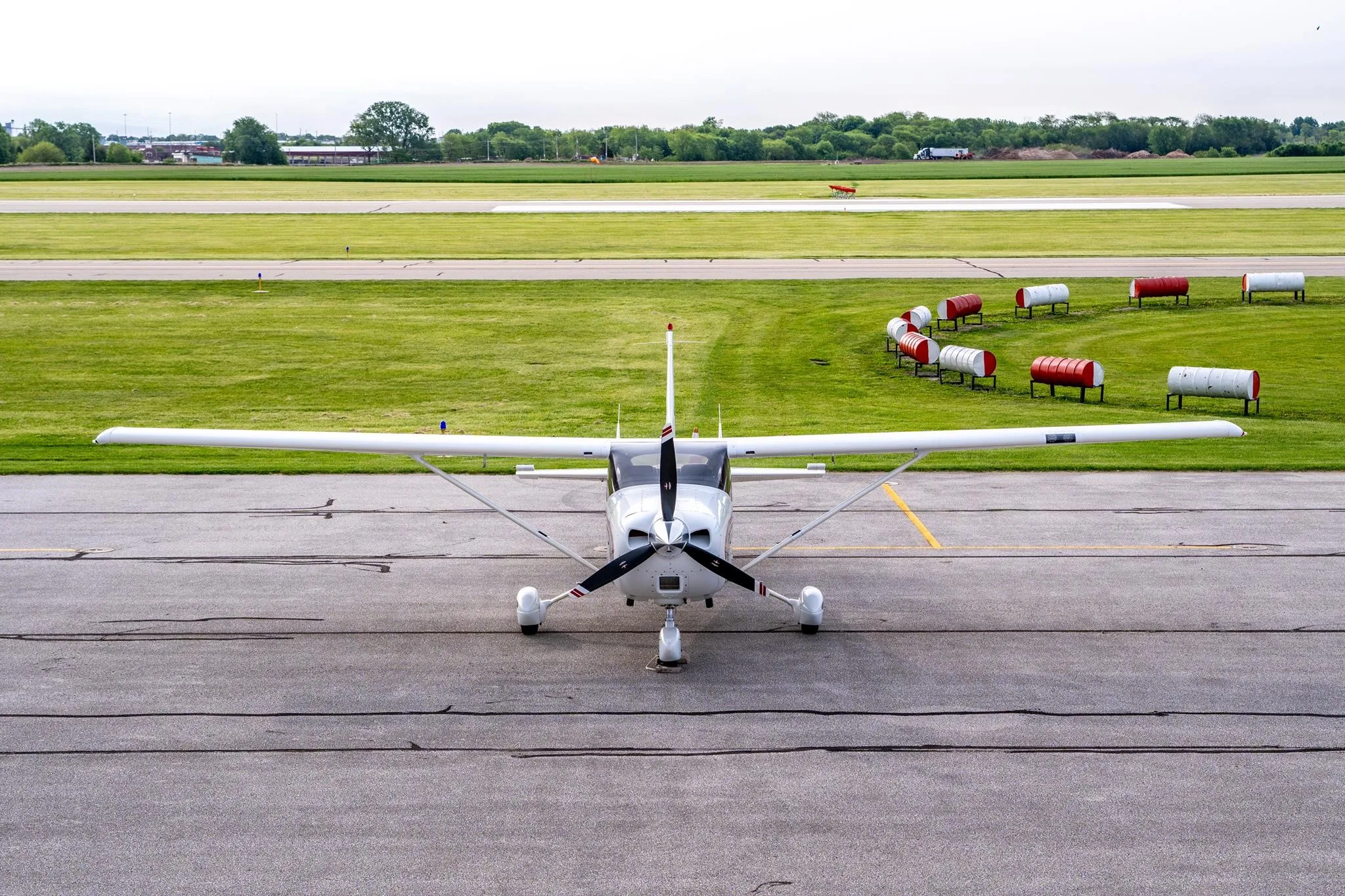 Exterior view of a 2000 CESSNA 182S SKYLANE, N398ME.