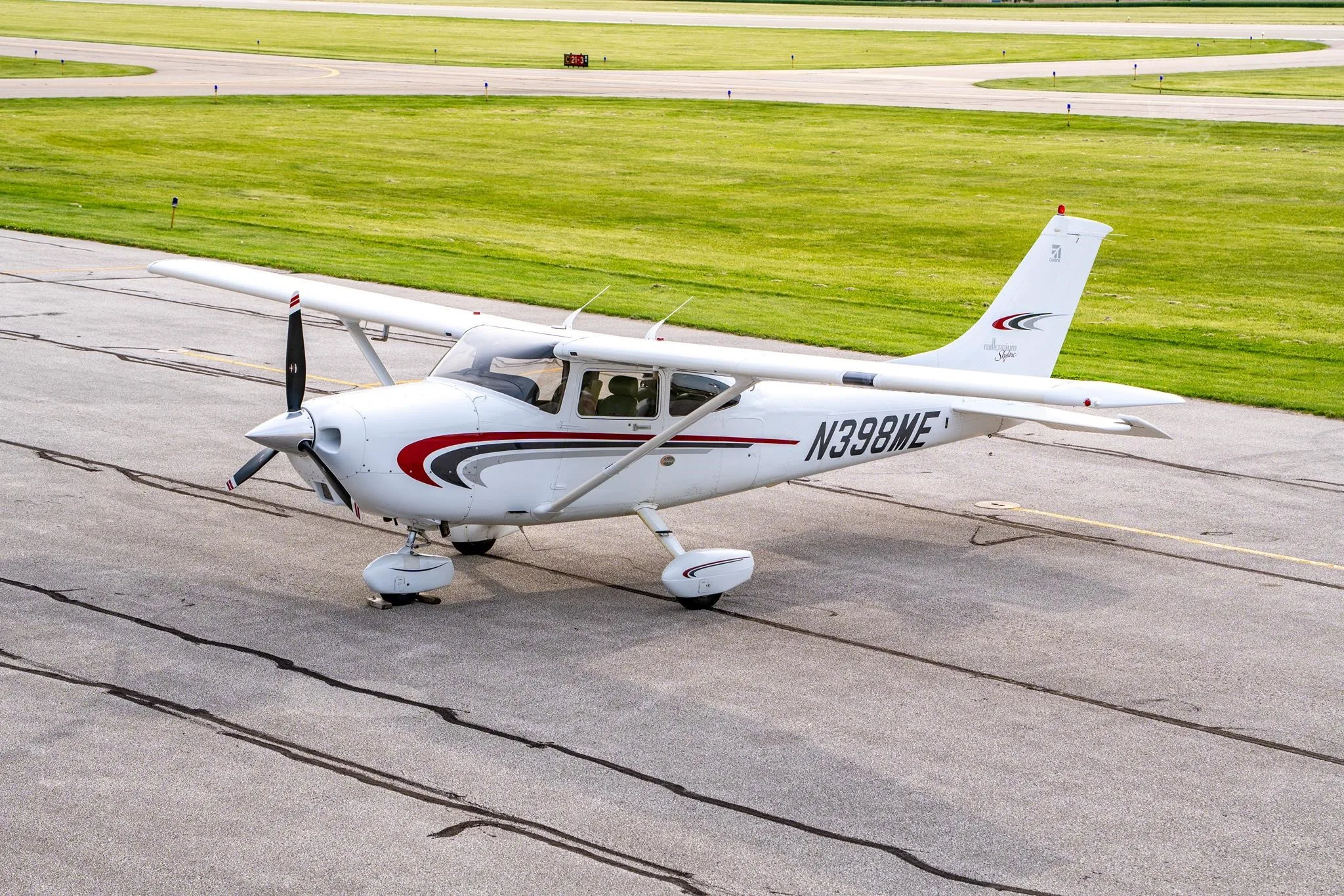 Exterior view of a 2000 CESSNA 182S SKYLANE, N398ME.