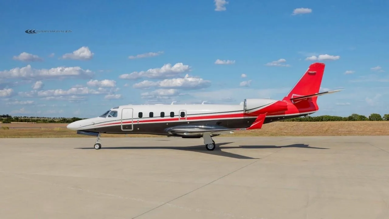 Exterior view of a 1999 ASTRA/GULFSTREAM ASTRA SPX, N922T.