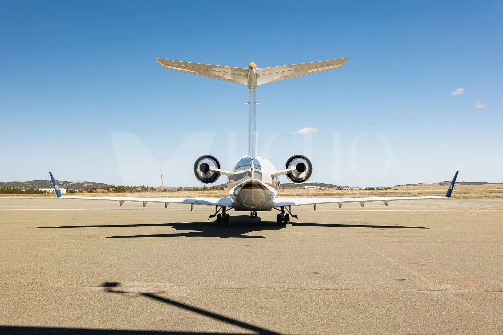 Exterior view of a 2003 BOMBARDIER CHALLENGER 604, C-GGLR.