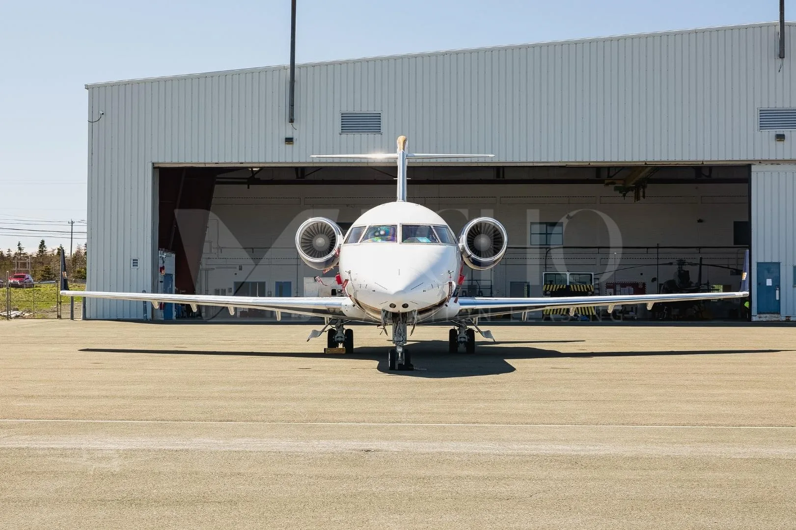 Exterior view of a 2003 BOMBARDIER CHALLENGER 604, C-GGLR.