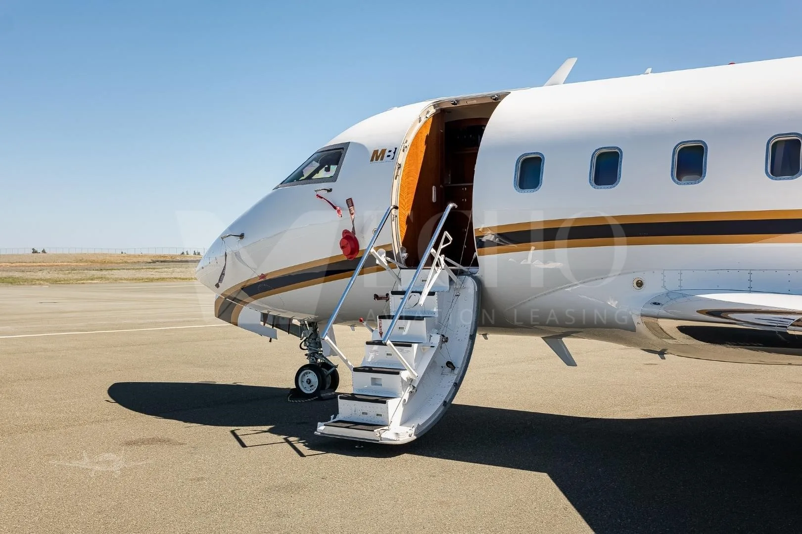Exterior view of a 2003 BOMBARDIER CHALLENGER 604, C-GGLR.