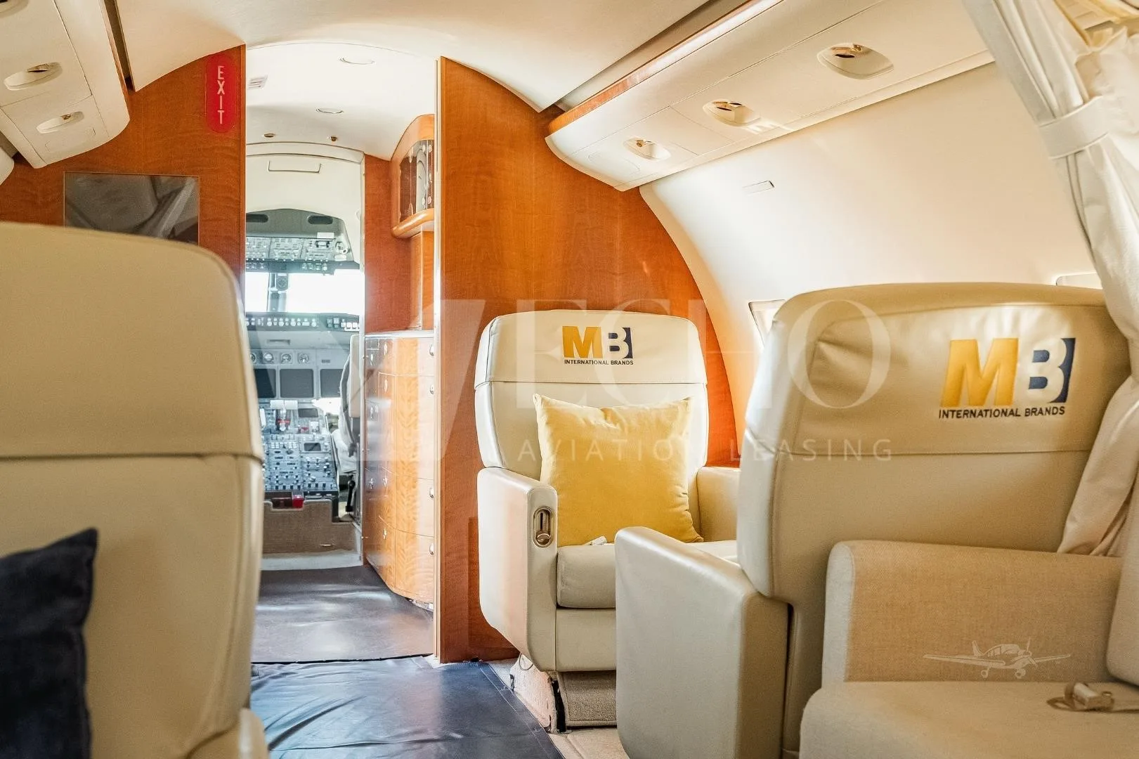 Cabin interior of a 2003 BOMBARDIER CHALLENGER 604.