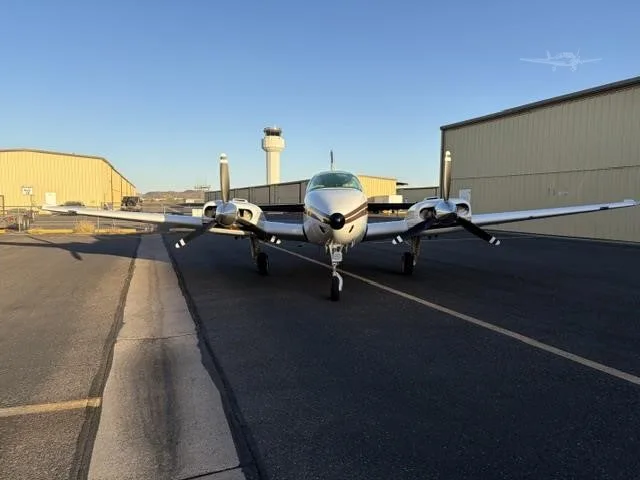 Exterior view of a 1975 BEECHCRAFT E55 BARON, N571D.