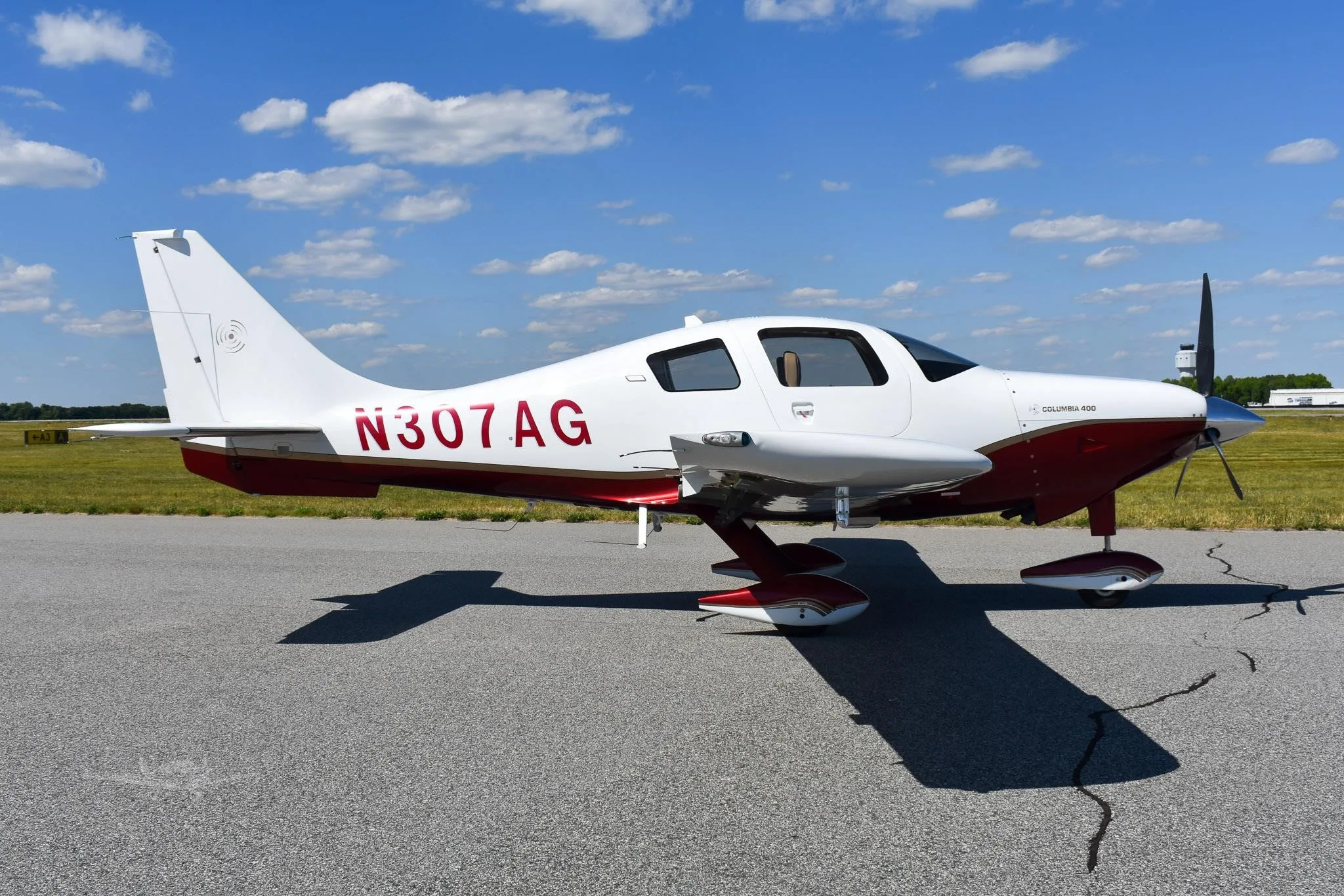 Exterior view of a 2006 COLUMBIA 400SLX, N307AG.