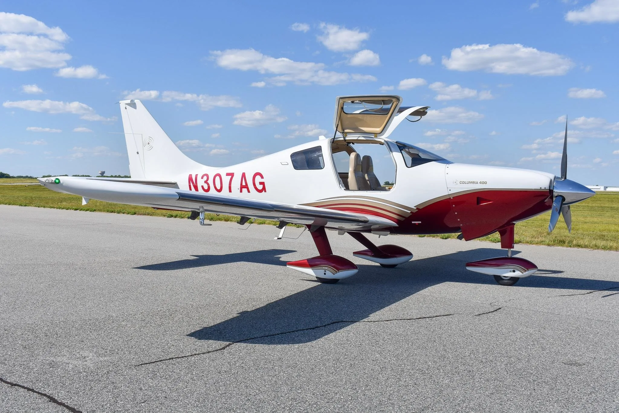 Exterior view of a 2006 COLUMBIA 400SLX, N307AG.