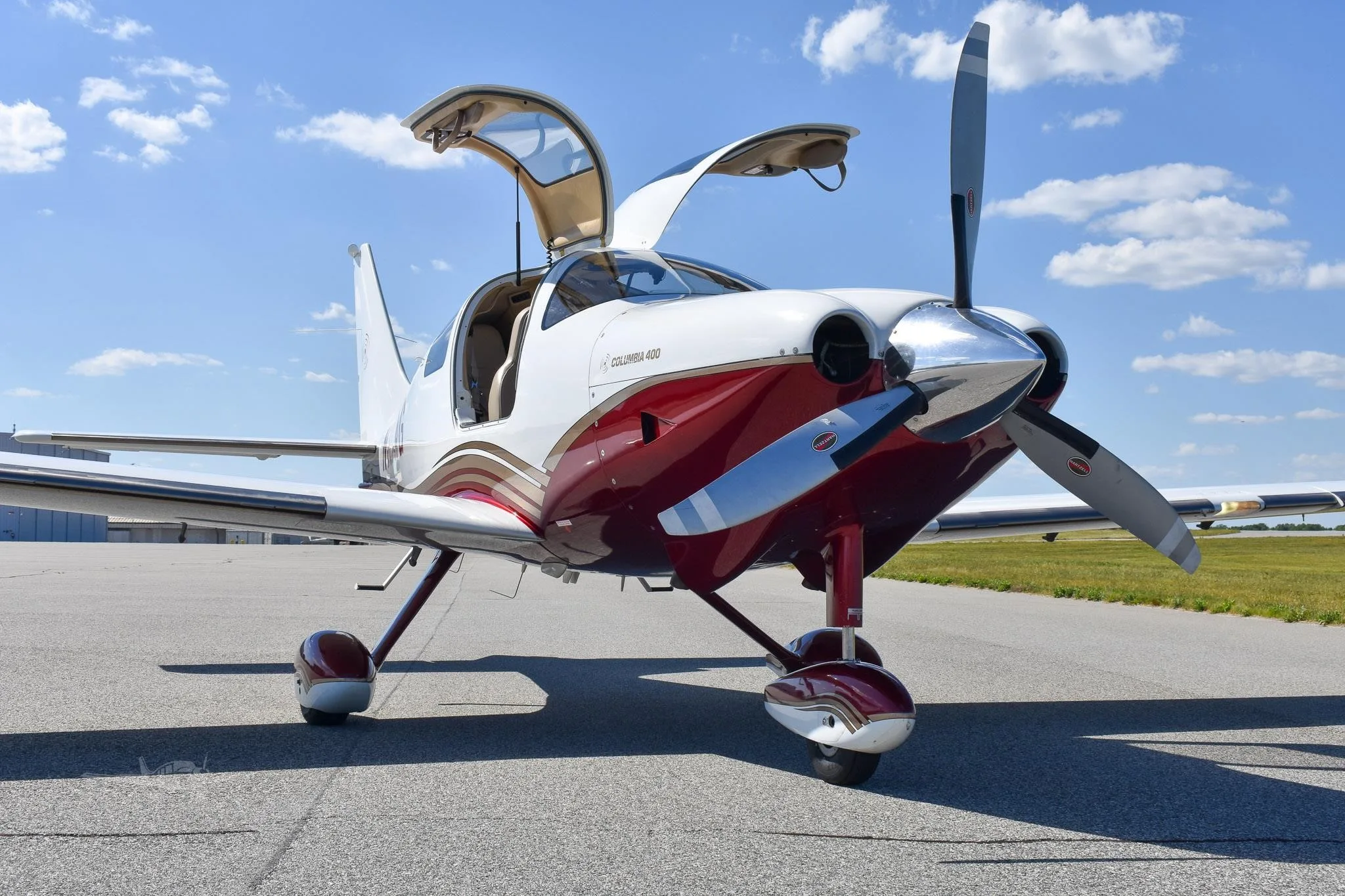 Exterior view of a 2006 COLUMBIA 400SLX, N307AG.