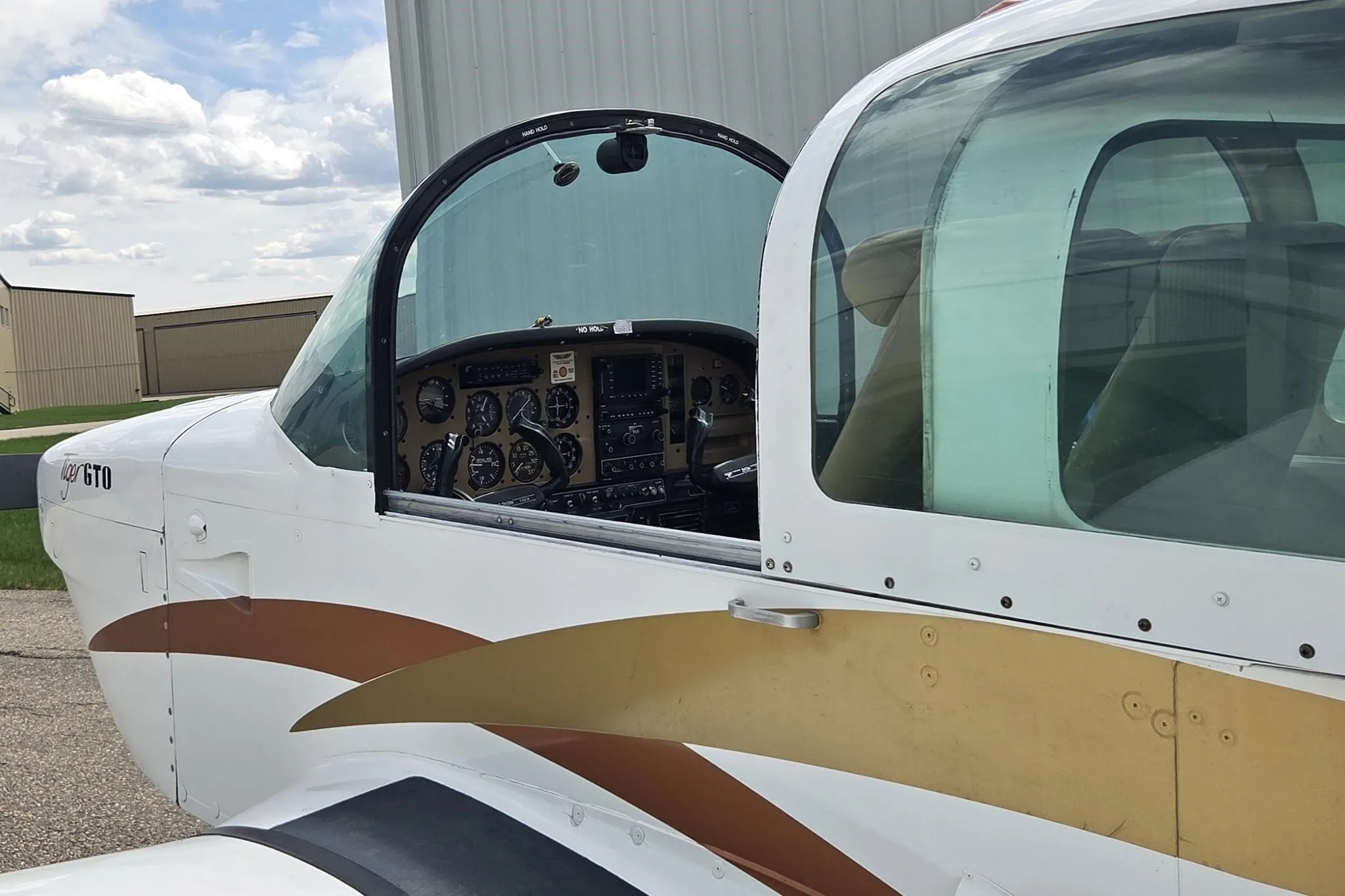 Cockpit and instrument panel of a 1979 GRUMMAN/AMERICAN GENERAL AA5B TIGER.