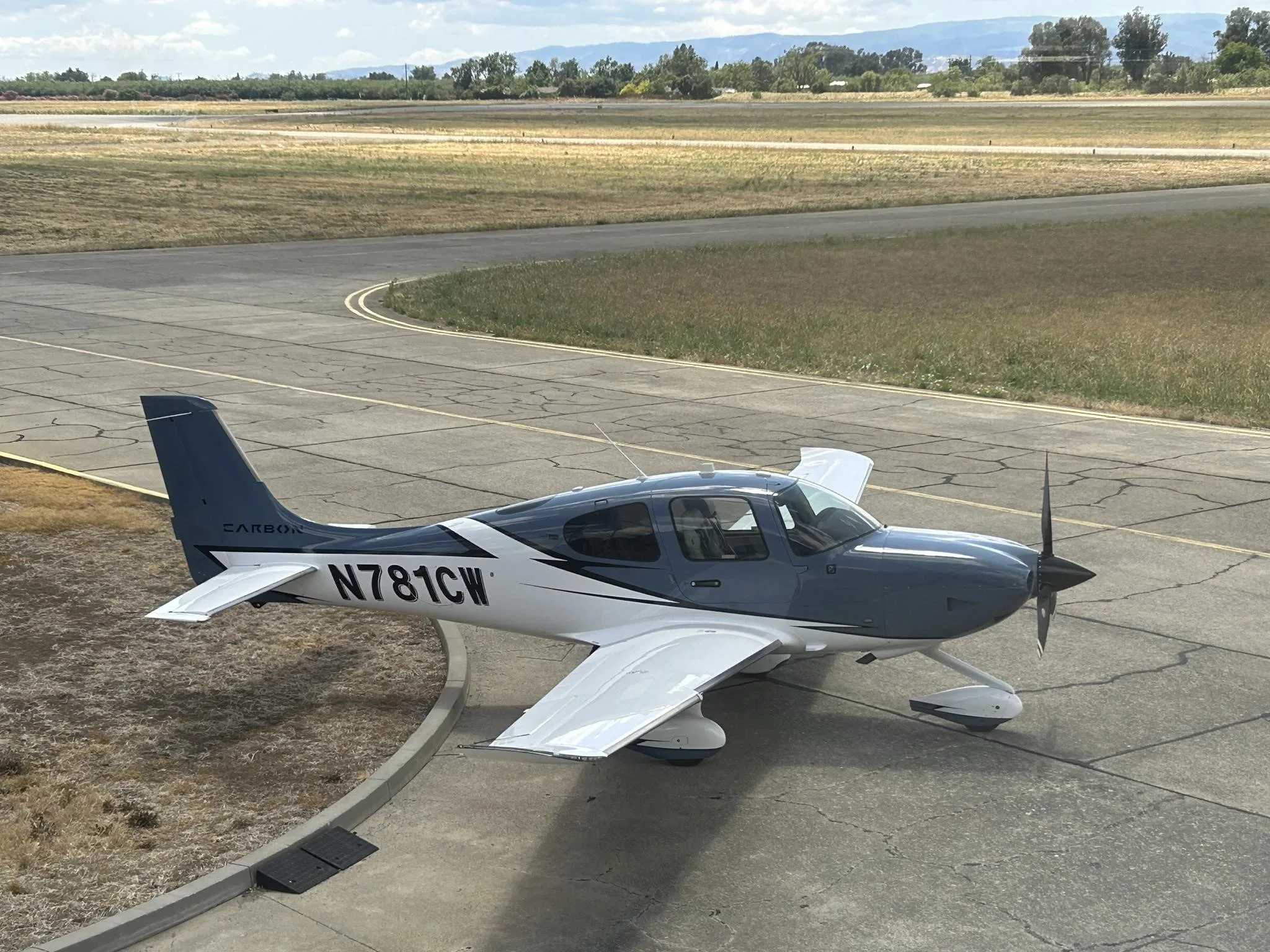 Exterior view of a 2020 CIRRUS SR22-G6 TURBO, N781CW.