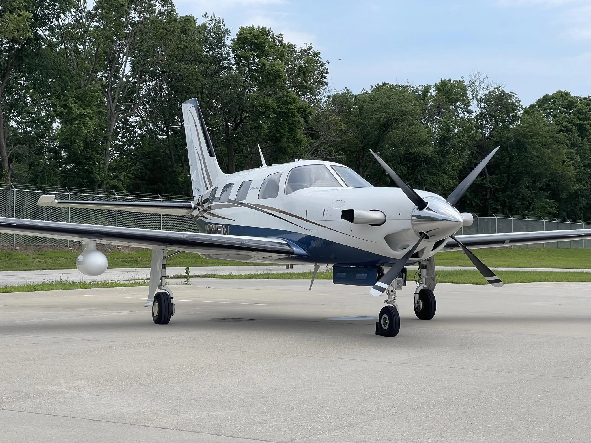 Exterior view of a 2006 PIPER MERIDIAN, N3117V.