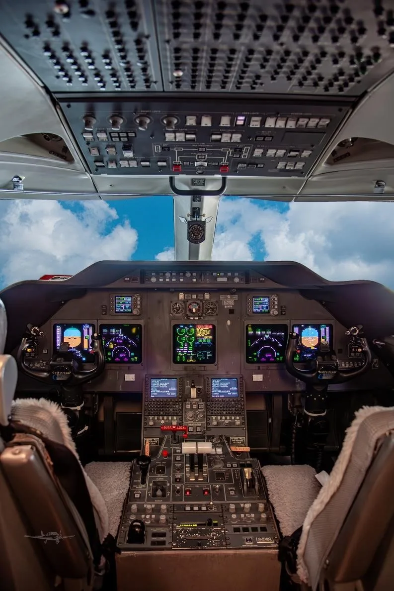 Avionics suite of a 2002 GULFSTREAM G200.