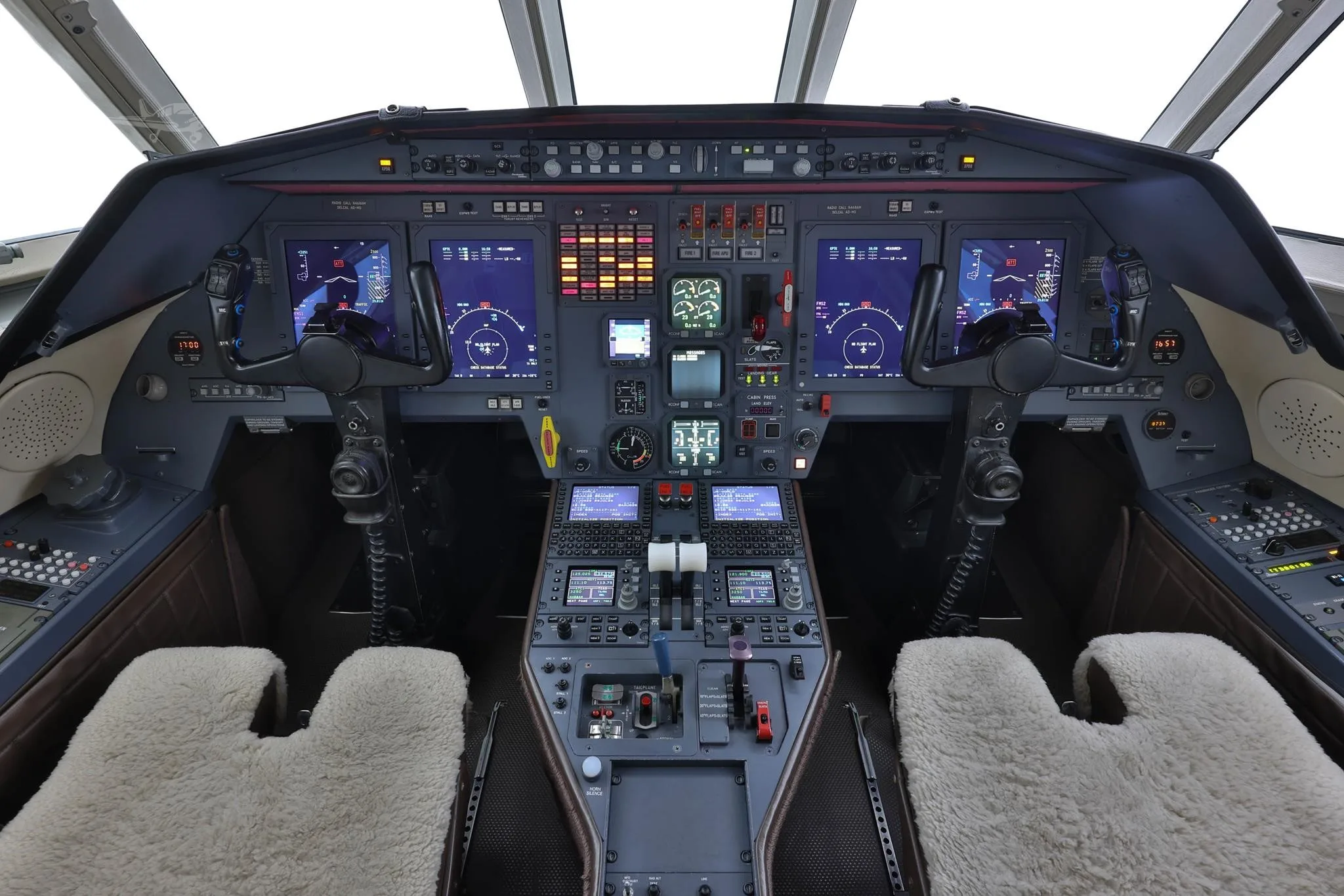 Cockpit and instrument panel of a 1999 DASSAULT FALCON 2000.