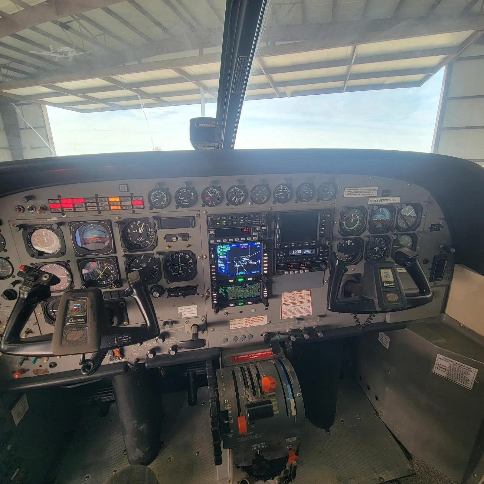 Cockpit and instrument panel of a 2002 CESSNA CARAVAN 208B GRAND.
