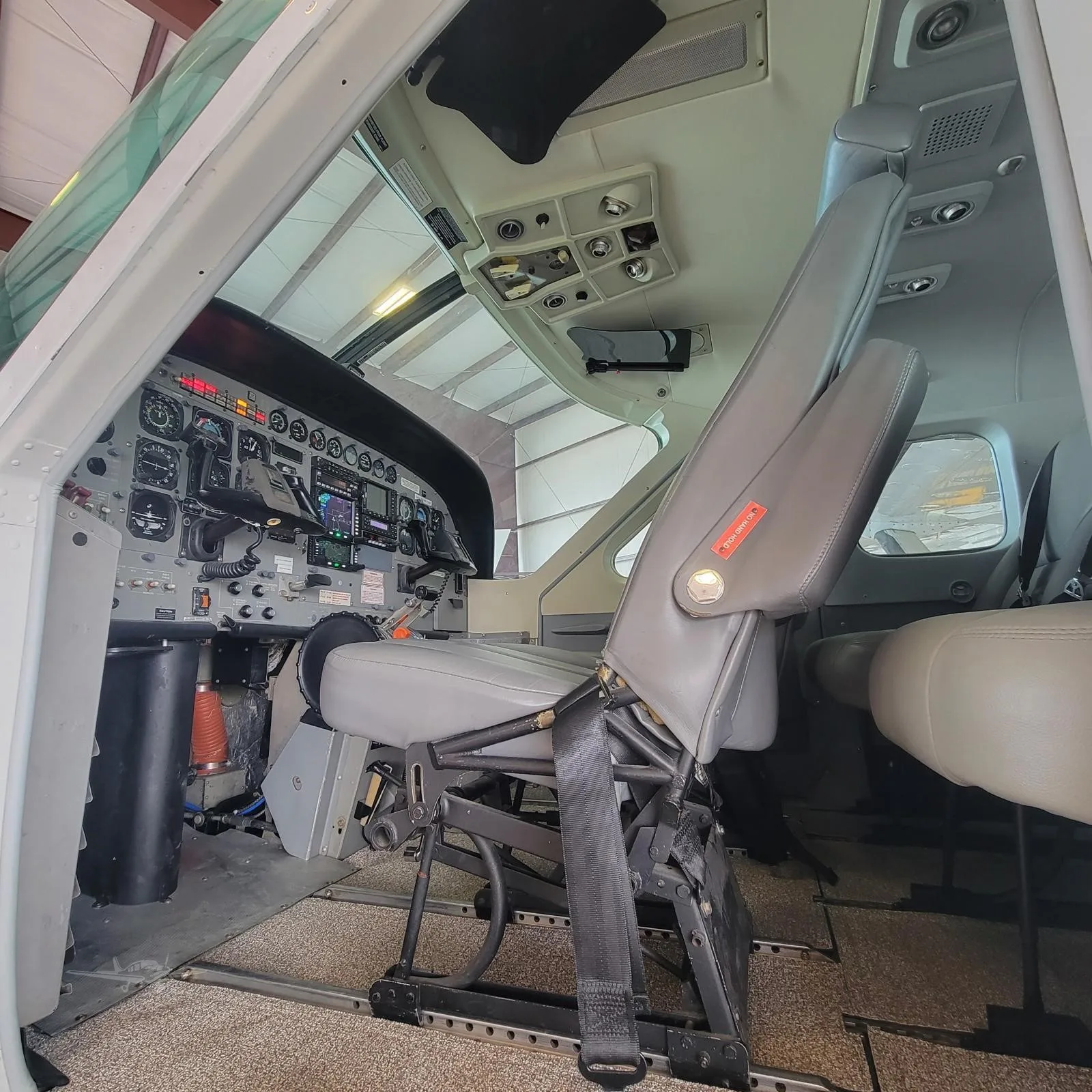 Cockpit and instrument panel of a 2002 CESSNA CARAVAN 208B GRAND.