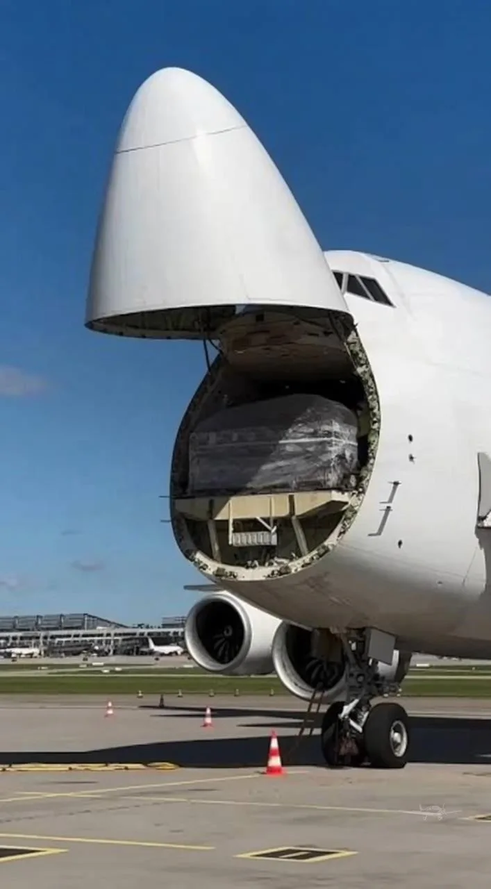 Engine detail of a 1995 BOEING 747-400F.