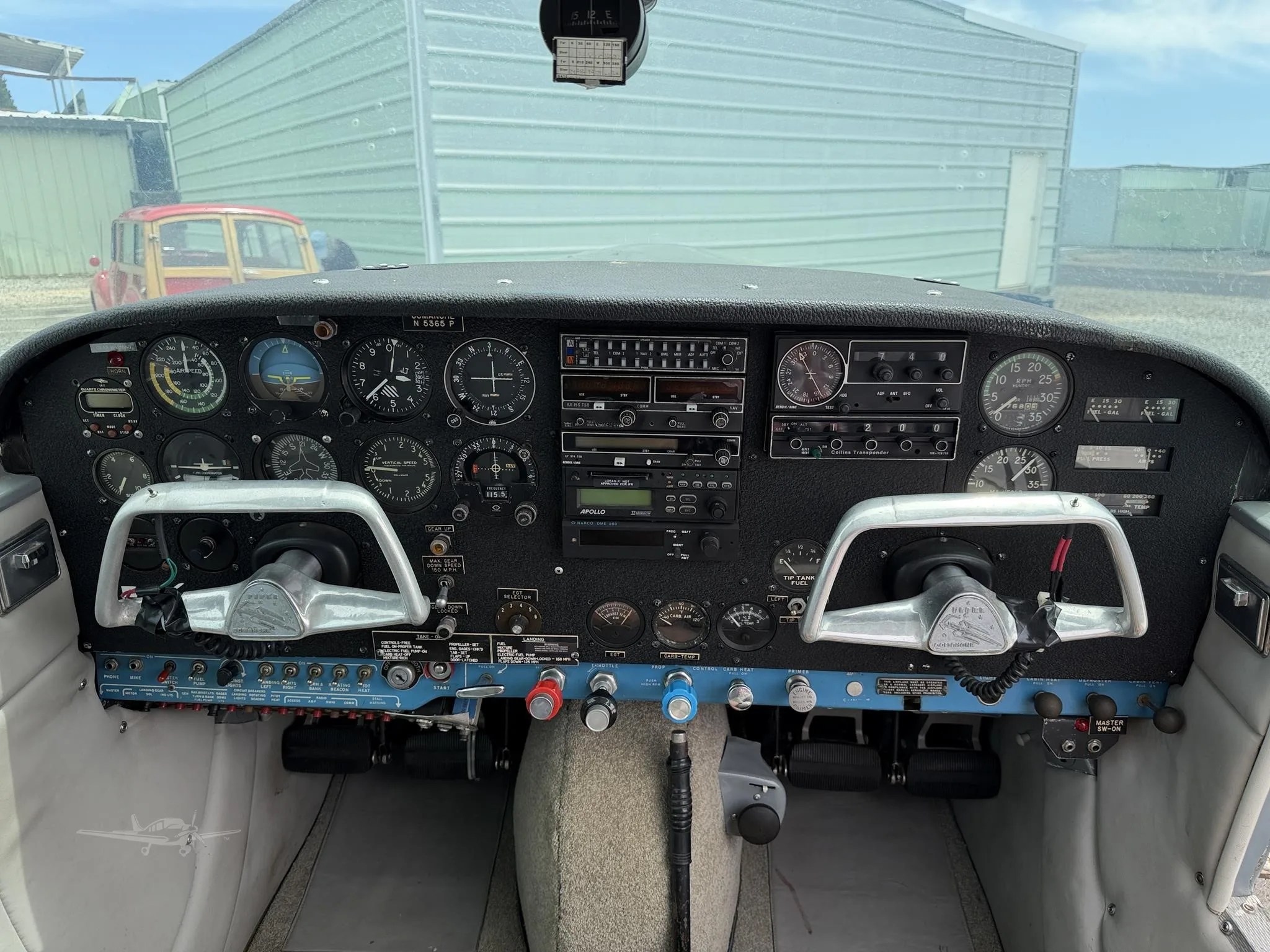 Cockpit and instrument panel of a 1959 PIPER COMANCHE 250.