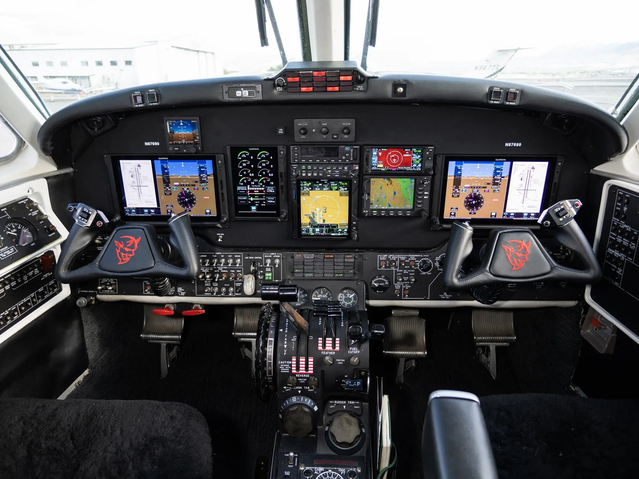 Cockpit and instrument panel of a 1981 BEECHCRAFT KING AIR B200.