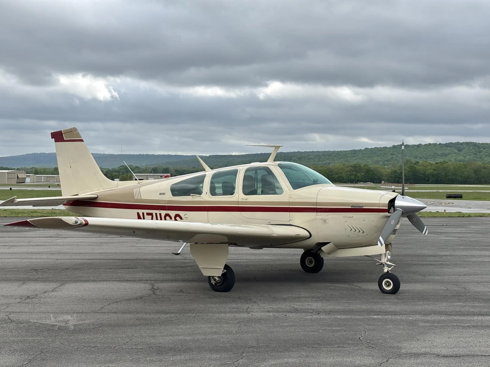 Exterior view of a 1971 BEECHCRAFT F33A BONANZA, N711GS.