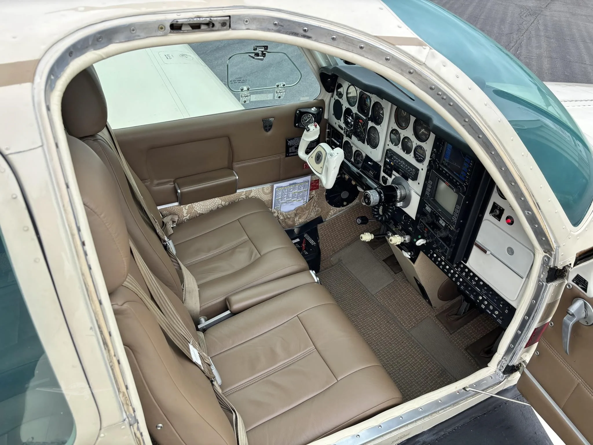 Cockpit and instrument panel of a 1971 BEECHCRAFT F33A BONANZA.