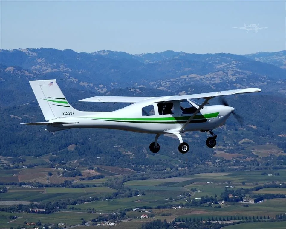Exterior view of a 2007 JABIRU J250, N333J.