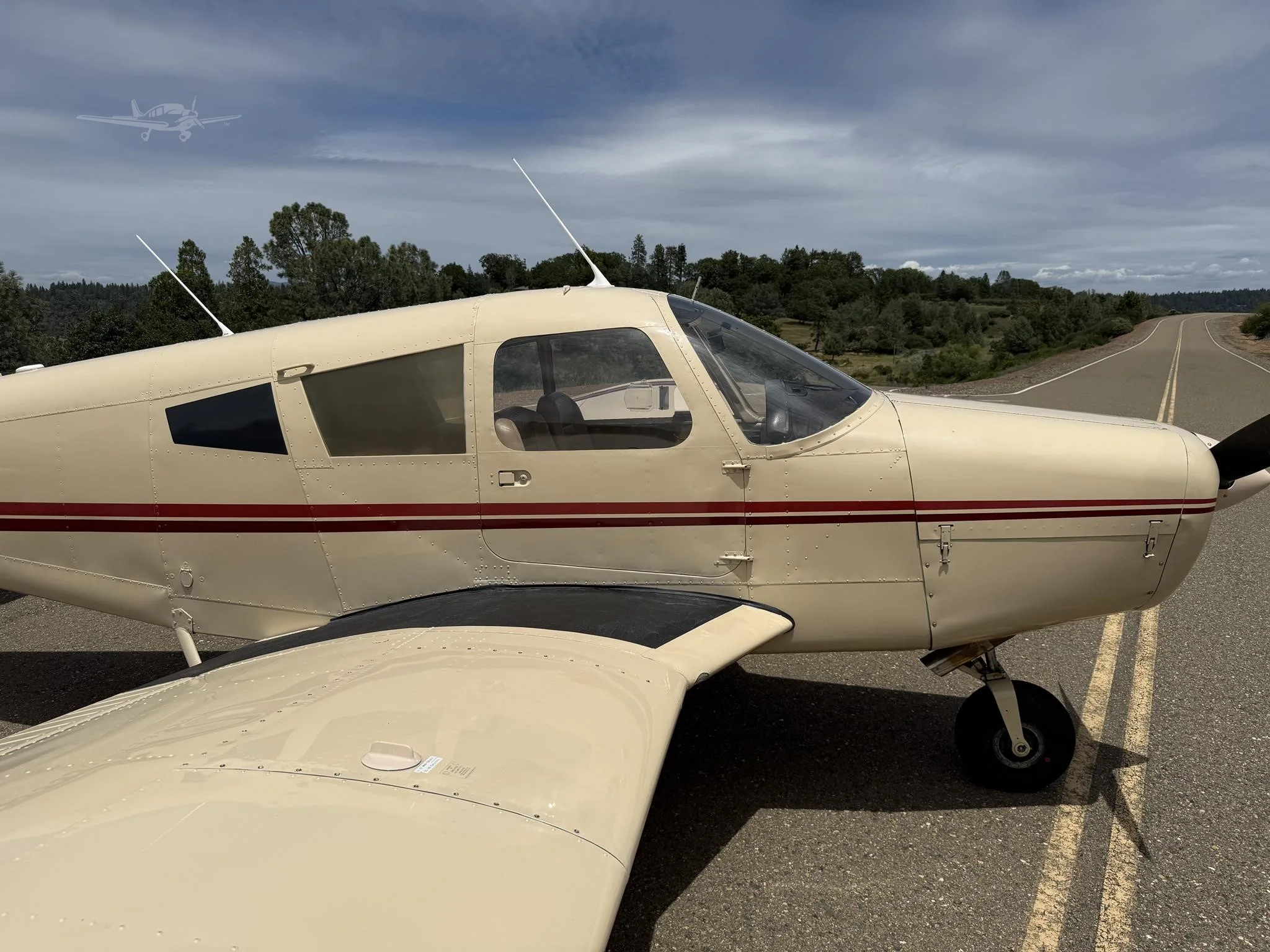 Exterior view of a 1969 PIPER CHEROKEE 140, N5643U.