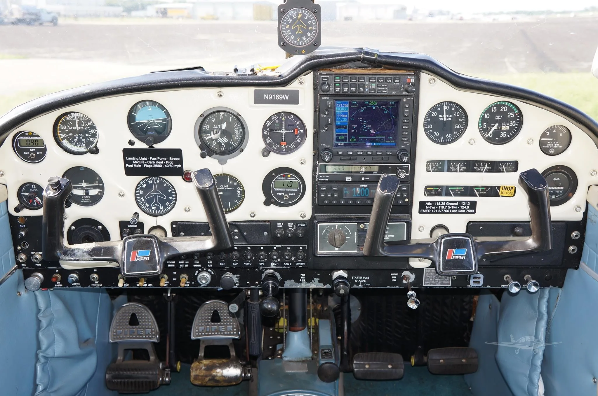 Cockpit and instrument panel of a 1967 PIPER CHEROKEE 235.
