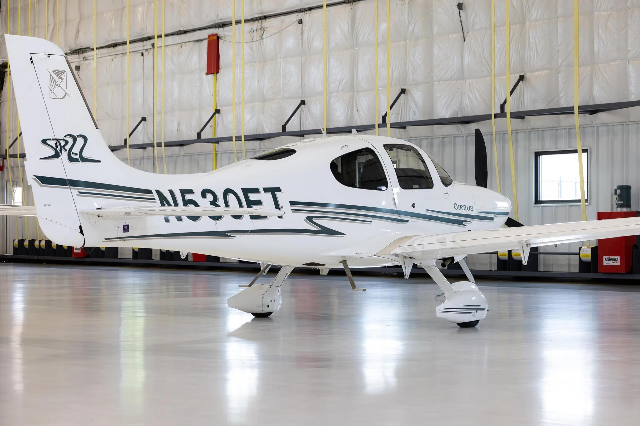 Exterior view of a 2009 CIRRUS SR22-G3, N530ET.