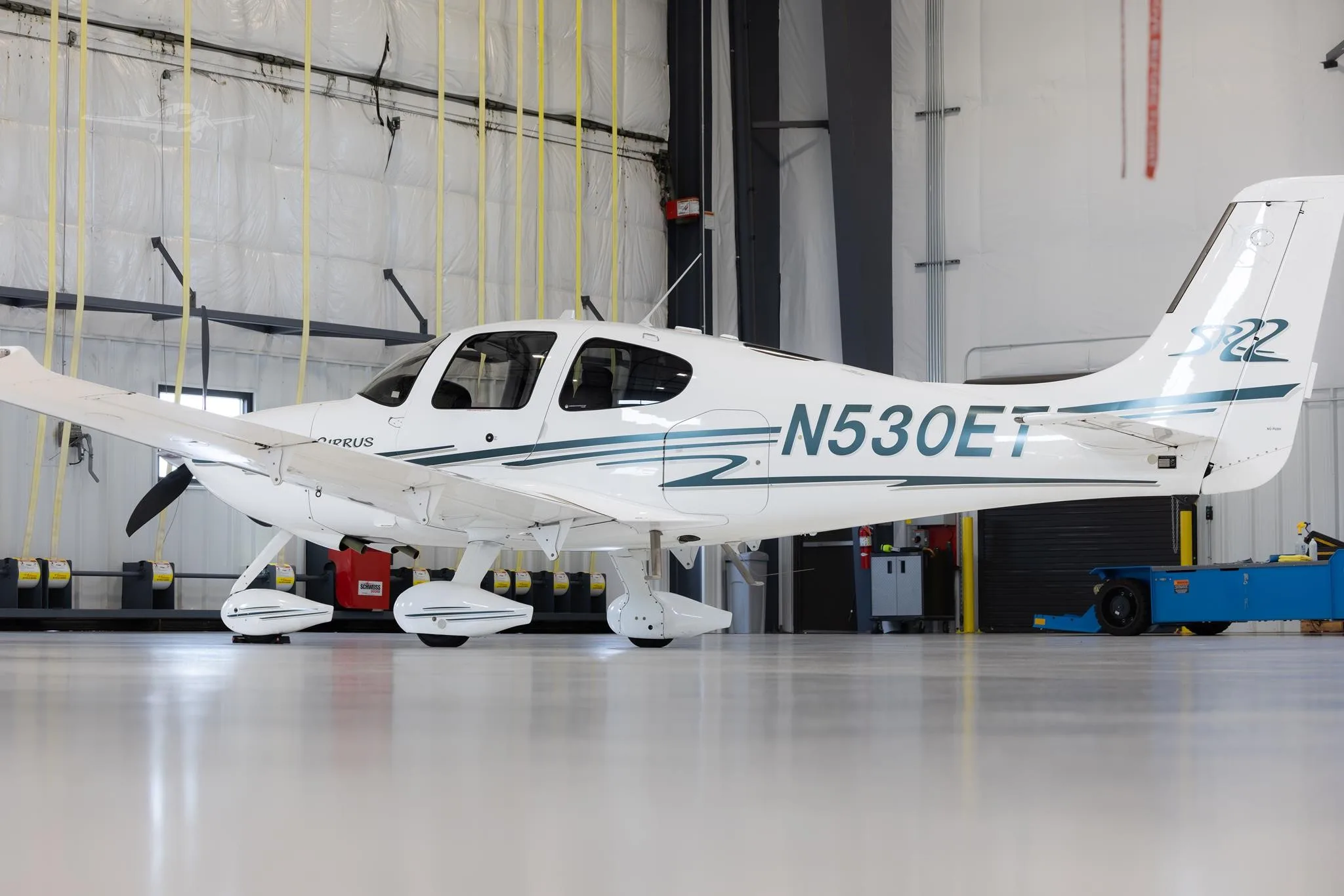 Exterior view of a 2009 CIRRUS SR22-G3, N530ET.