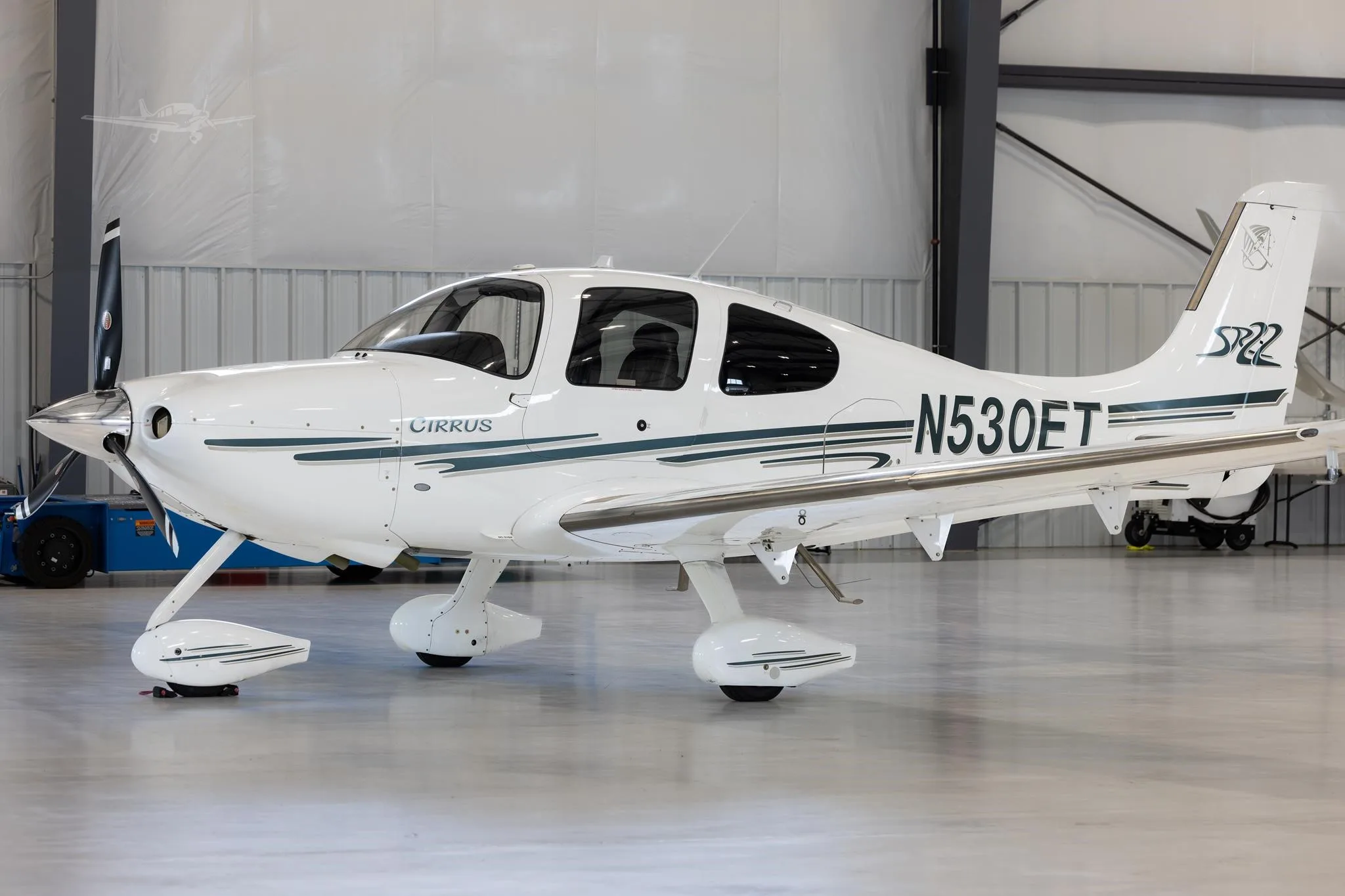 Exterior view of a 2009 CIRRUS SR22-G3, N530ET.