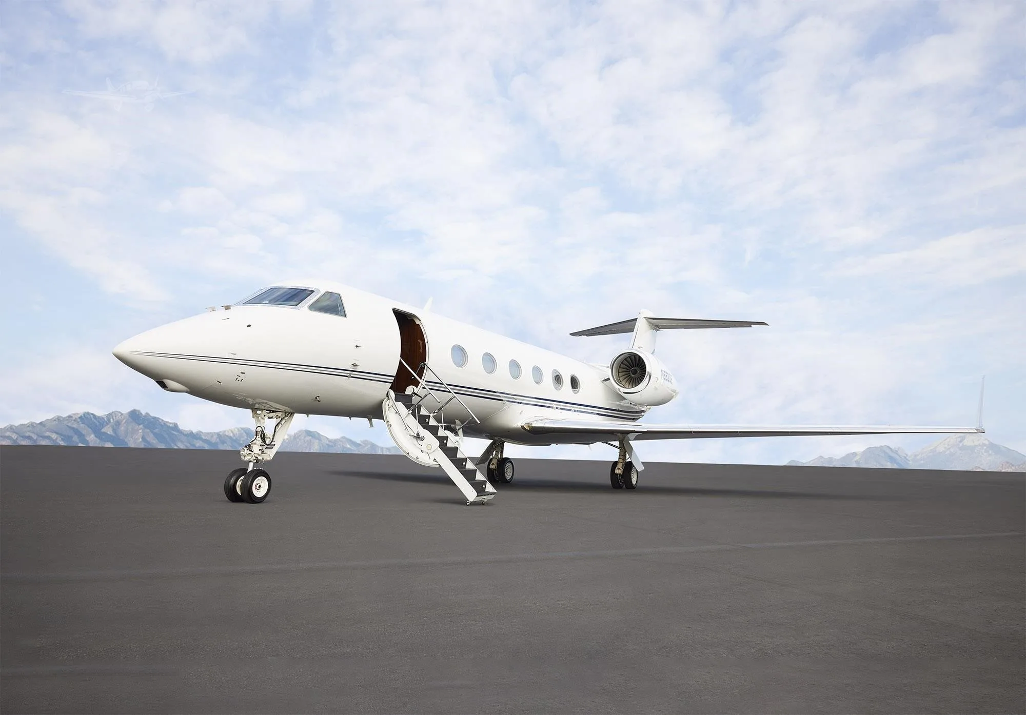 Exterior view of a 2011 GULFSTREAM G450, N882DE.