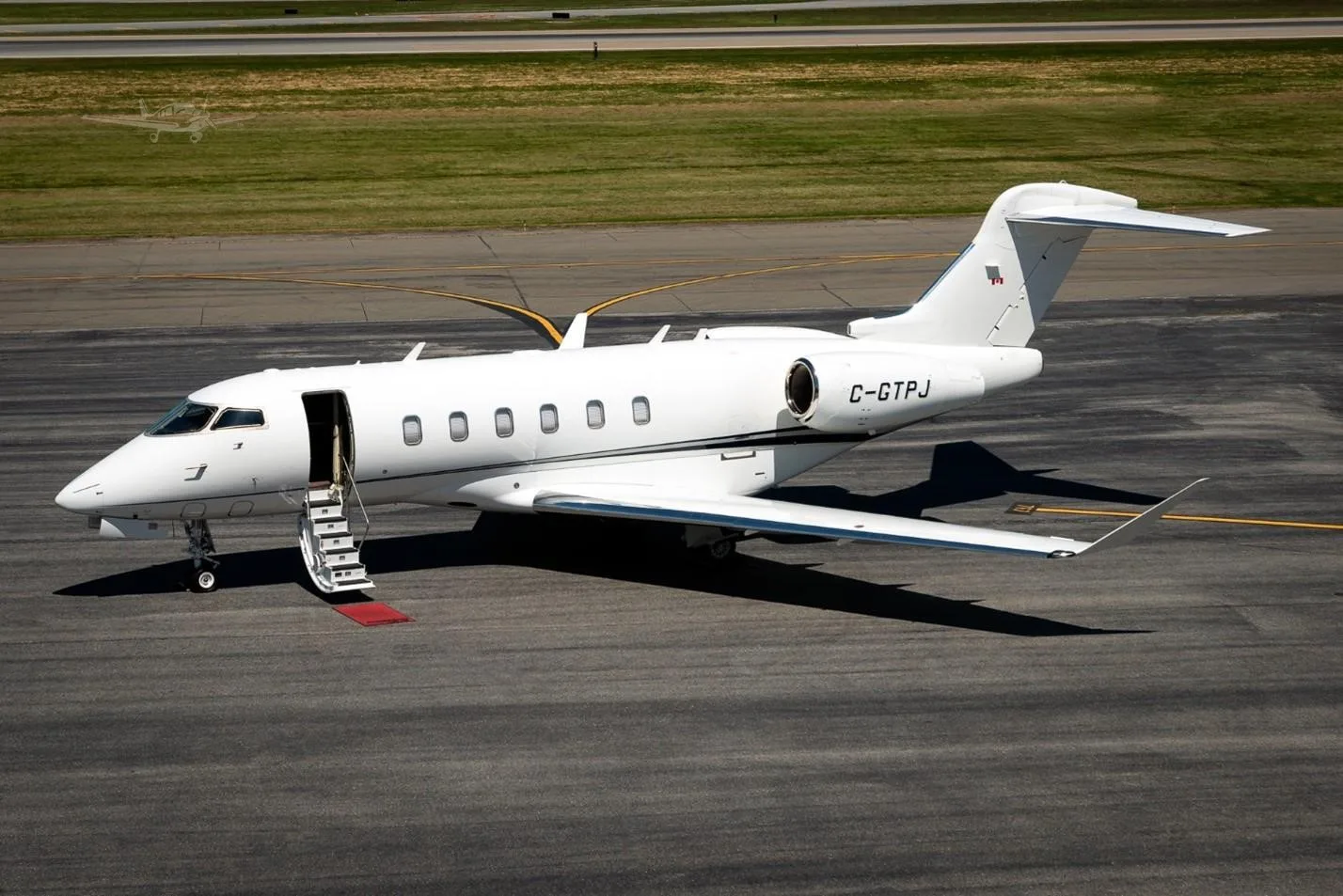 Exterior view of a 2014 BOMBARDIER CHALLENGER 350, C-GTPJ.