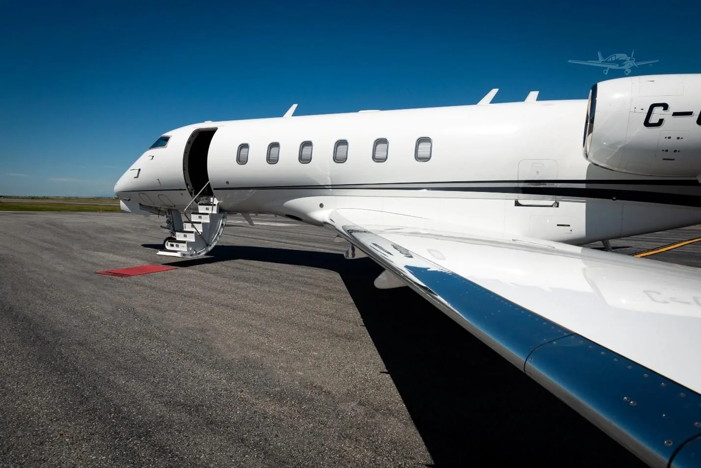 Exterior view of a 2014 BOMBARDIER CHALLENGER 350, C-GTPJ.