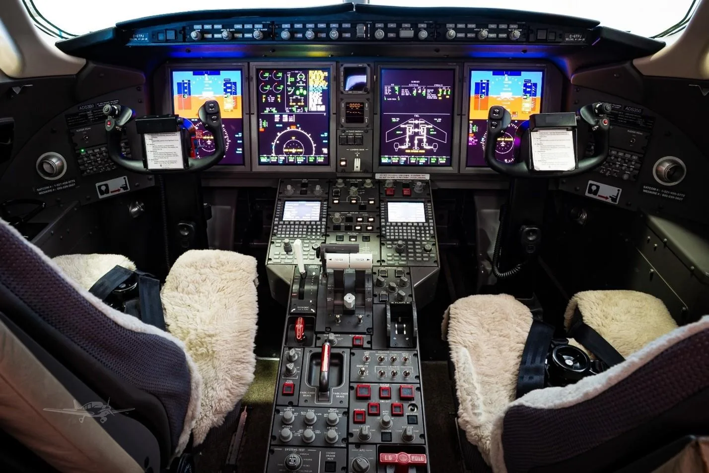 Cockpit and instrument panel of a 2014 BOMBARDIER CHALLENGER 350.