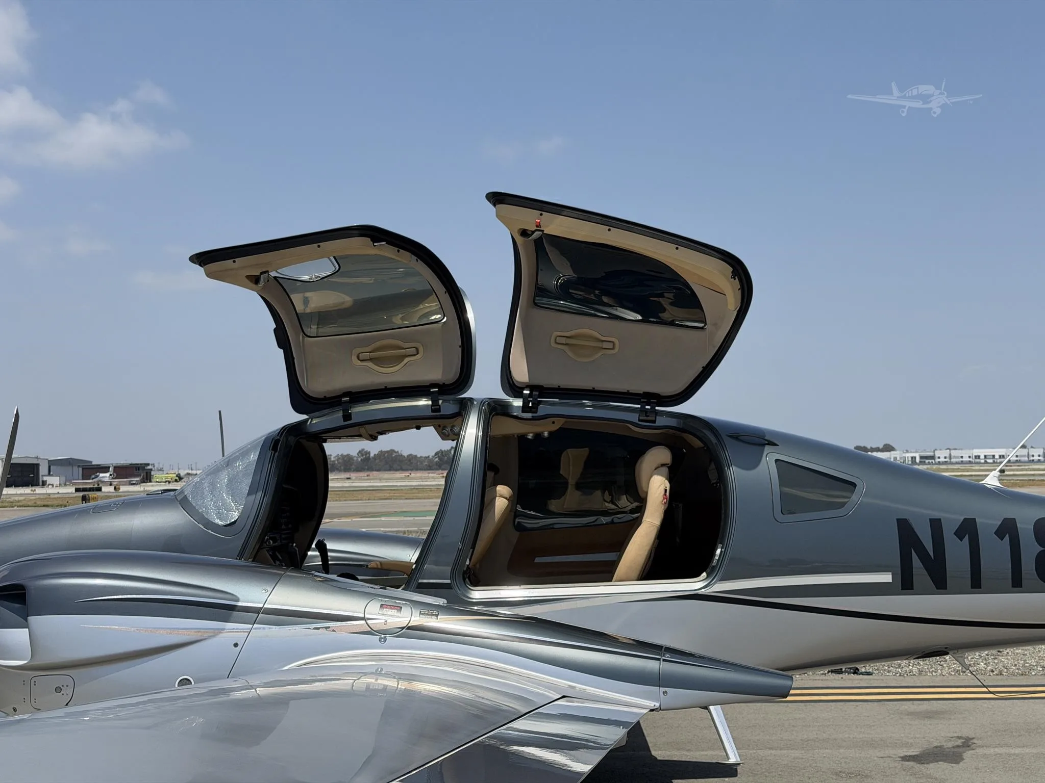 Exterior view of a 2016 DIAMOND DA62, N118CY.
